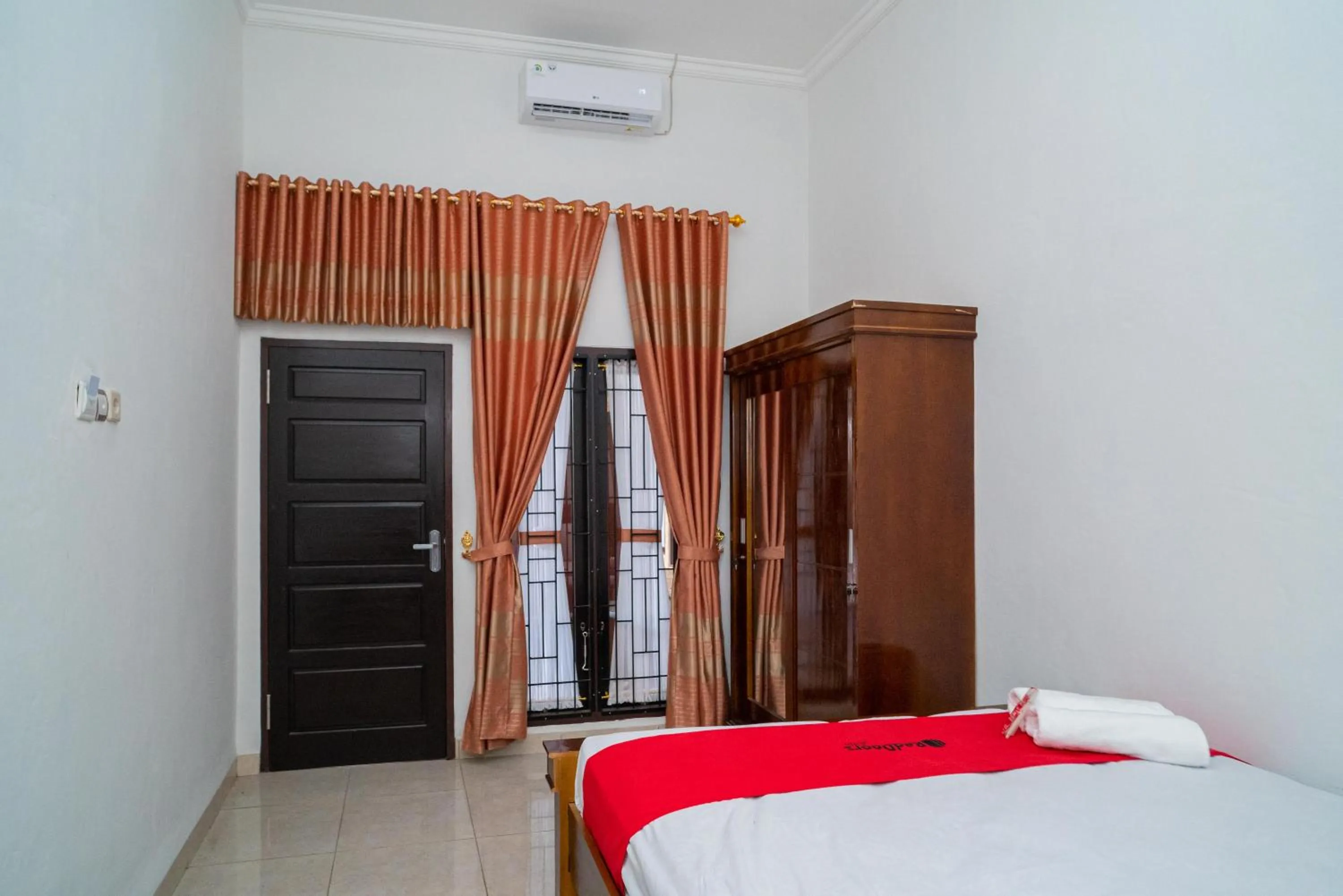 Bed in RedDoorz Syariah @ Jalan Tingang Palangkaraya