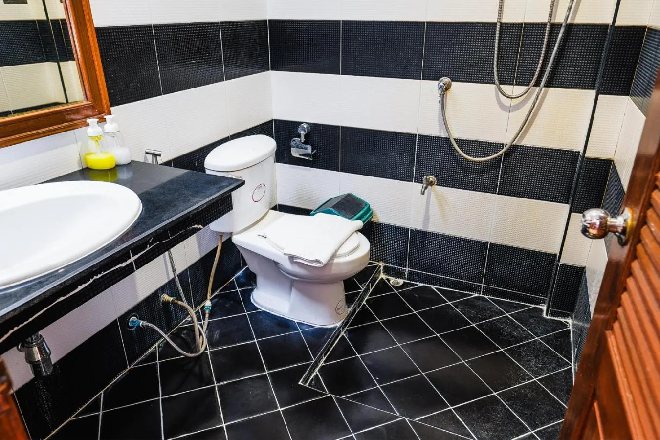 Shower in Hydronauts Diving Resort - Koh Tao