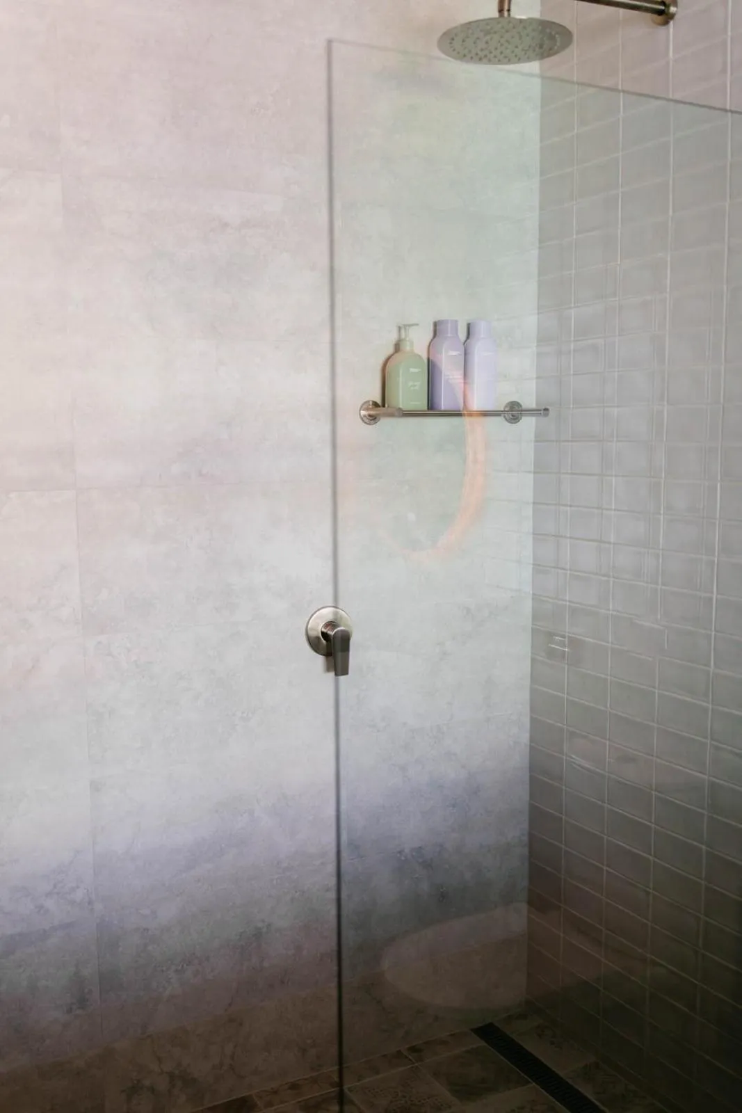 Shower in Oxford on Otho