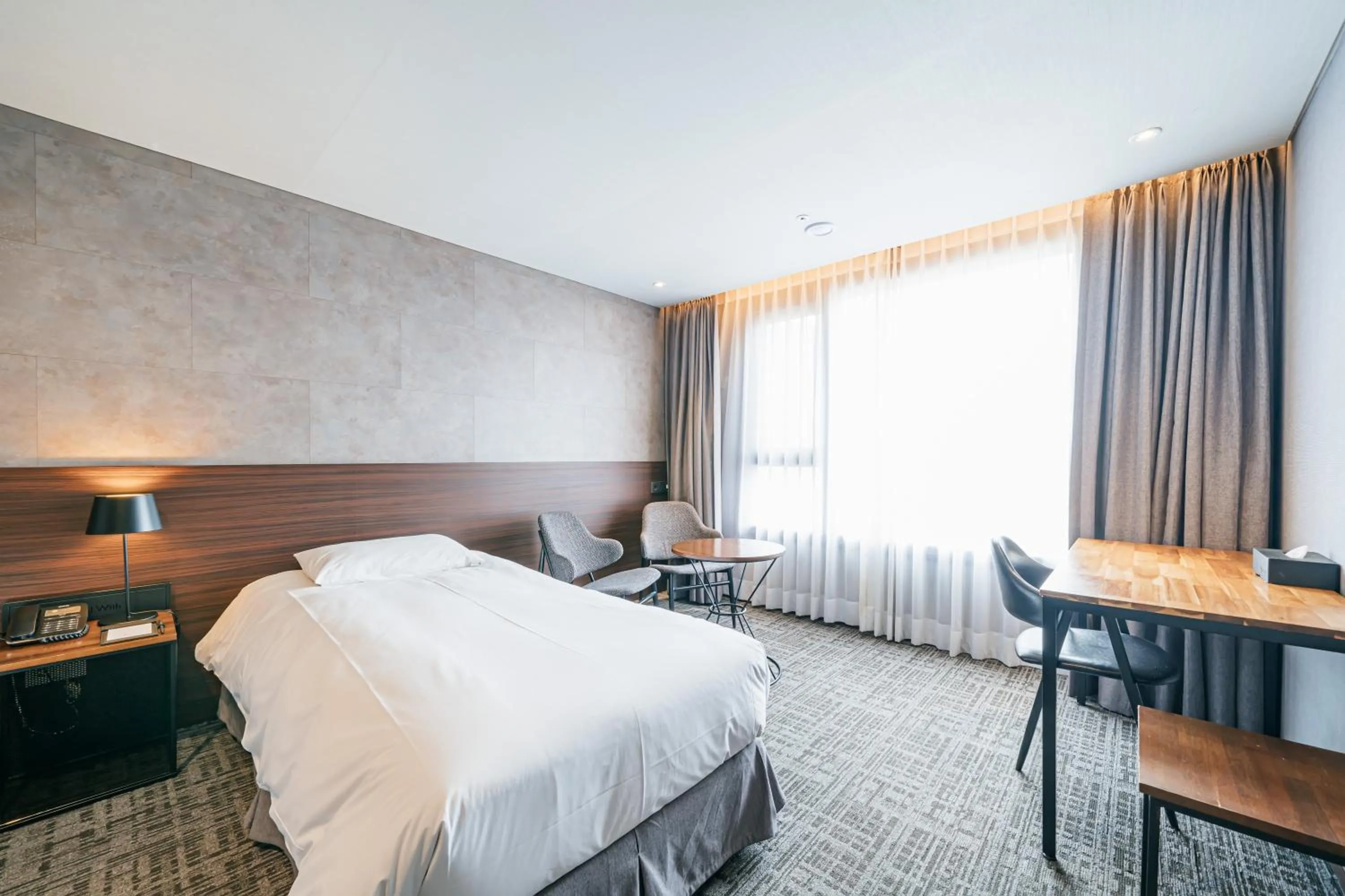 Bed in Hotel With City