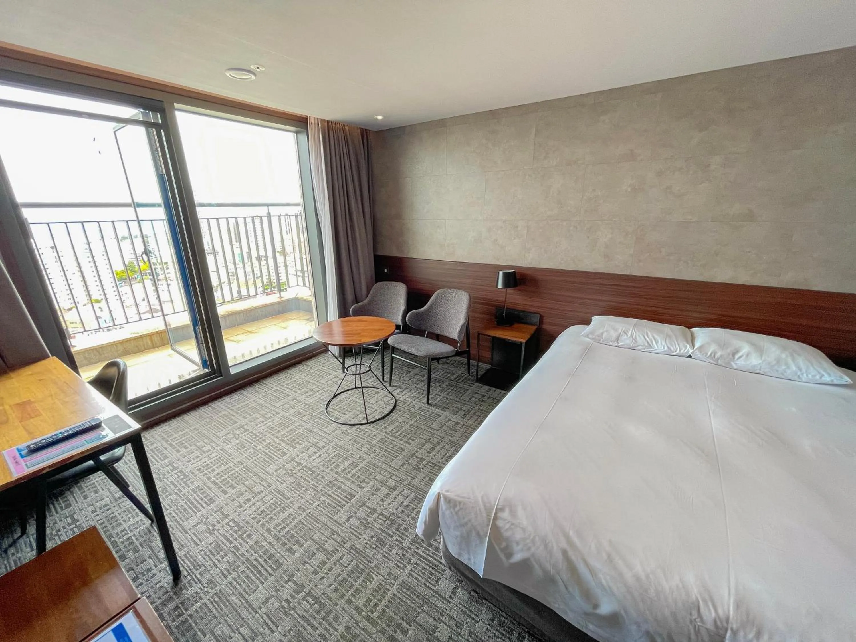 Bed in Hotel With City