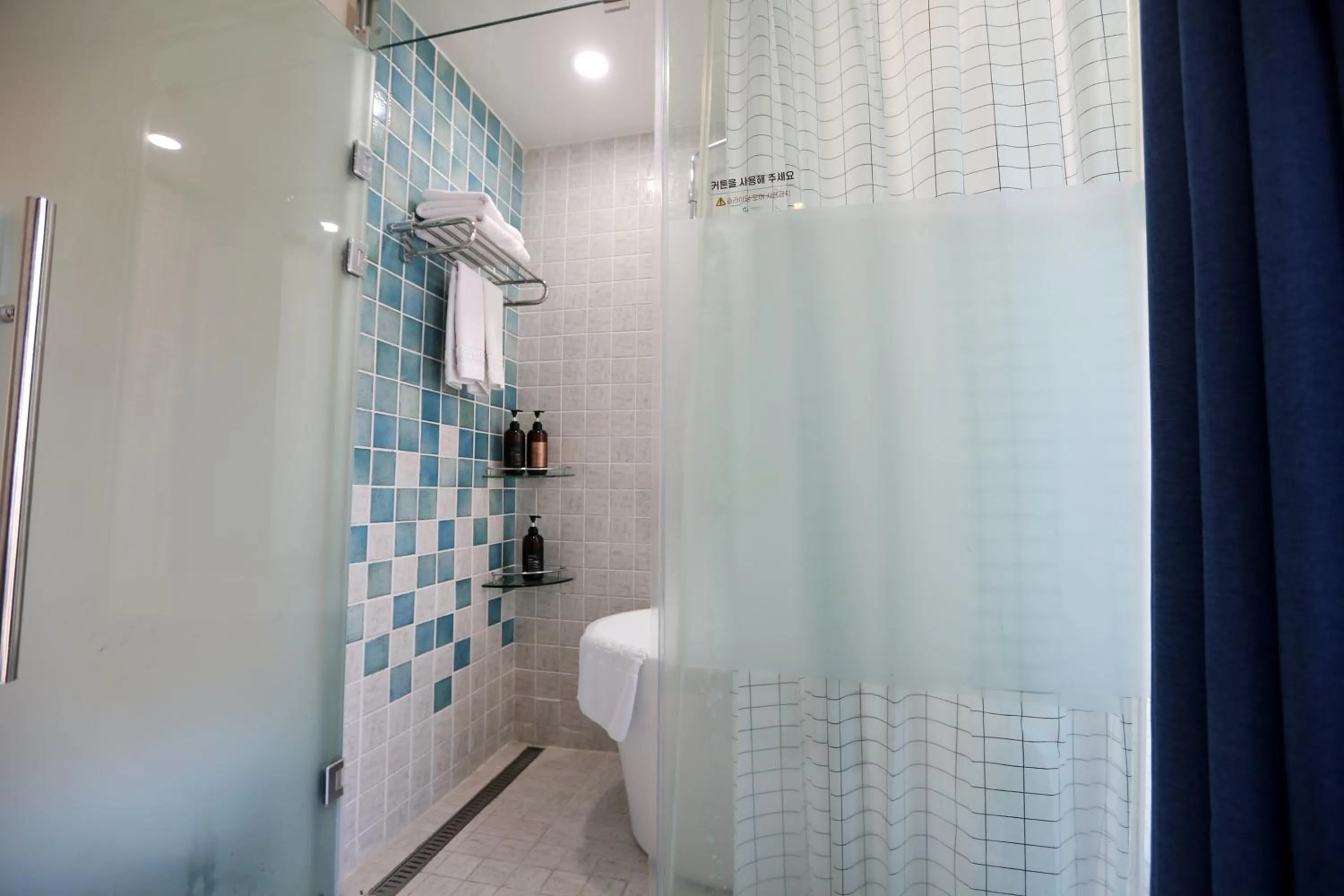 Shower in Hamdeok Beach Stay Jeju