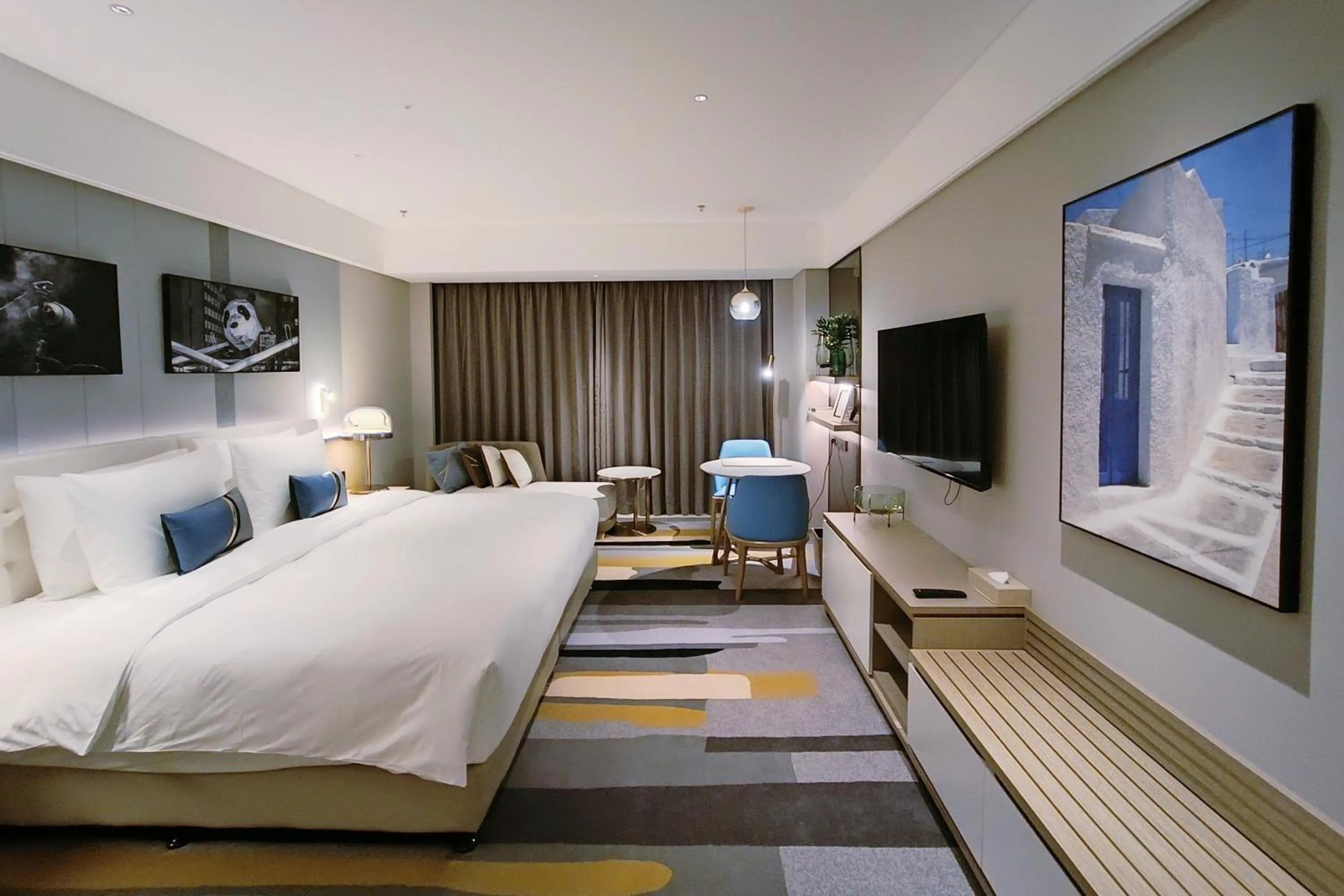 Photo of the whole room, Bed in Oaks Chengdu at Cultural Heritage Park