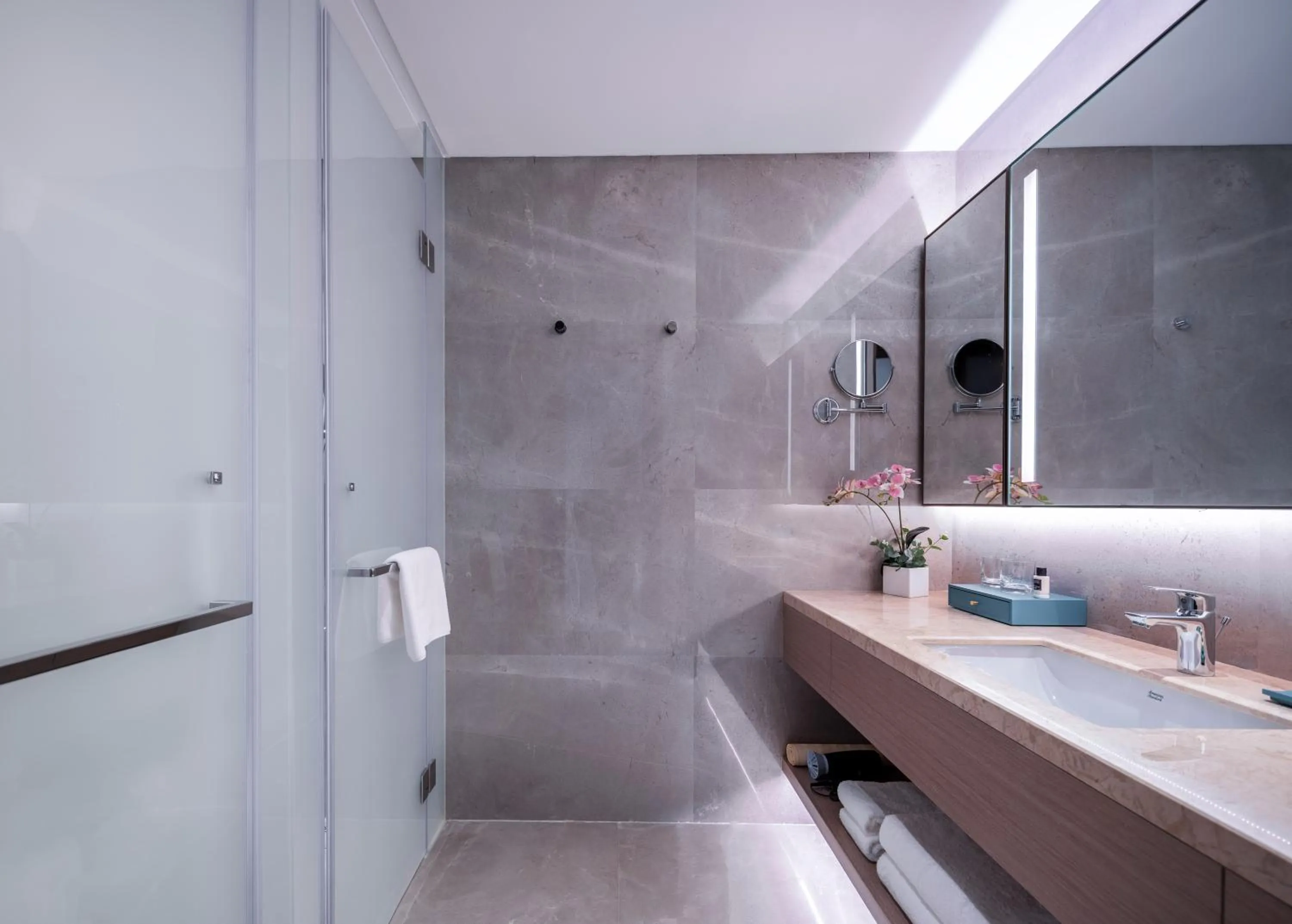 Bathroom in Oaks Chengdu at Cultural Heritage Park