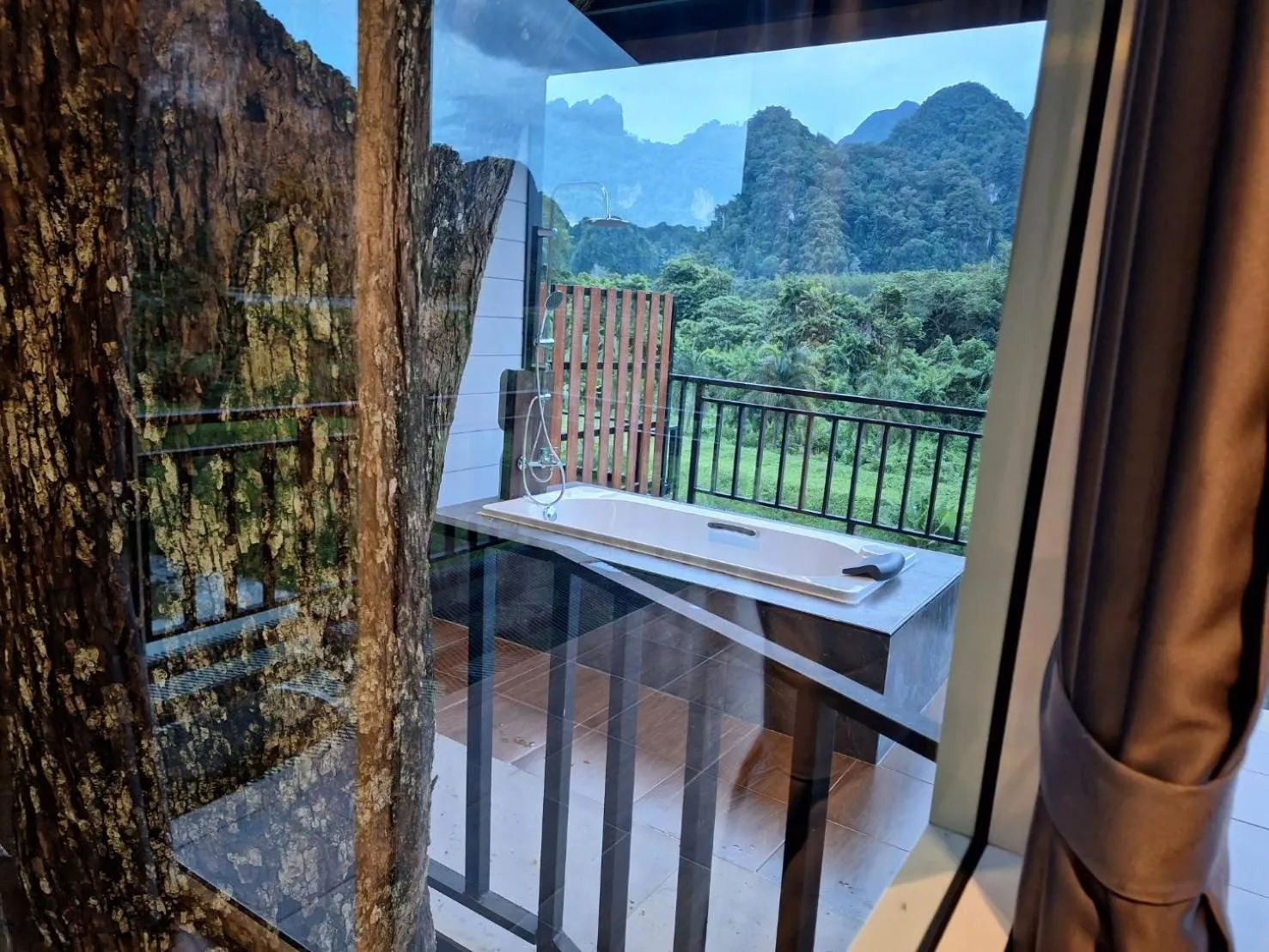 Shower in Phu Siab Mhok@KhaoSok