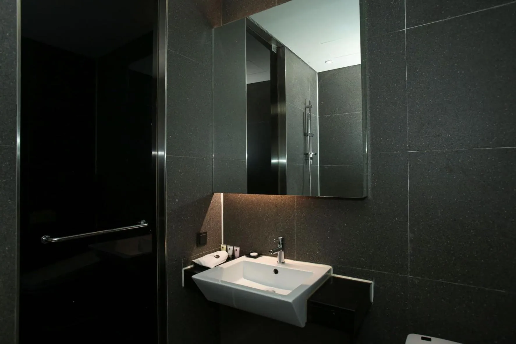 Bathroom in Hotel The Designers Hongdae