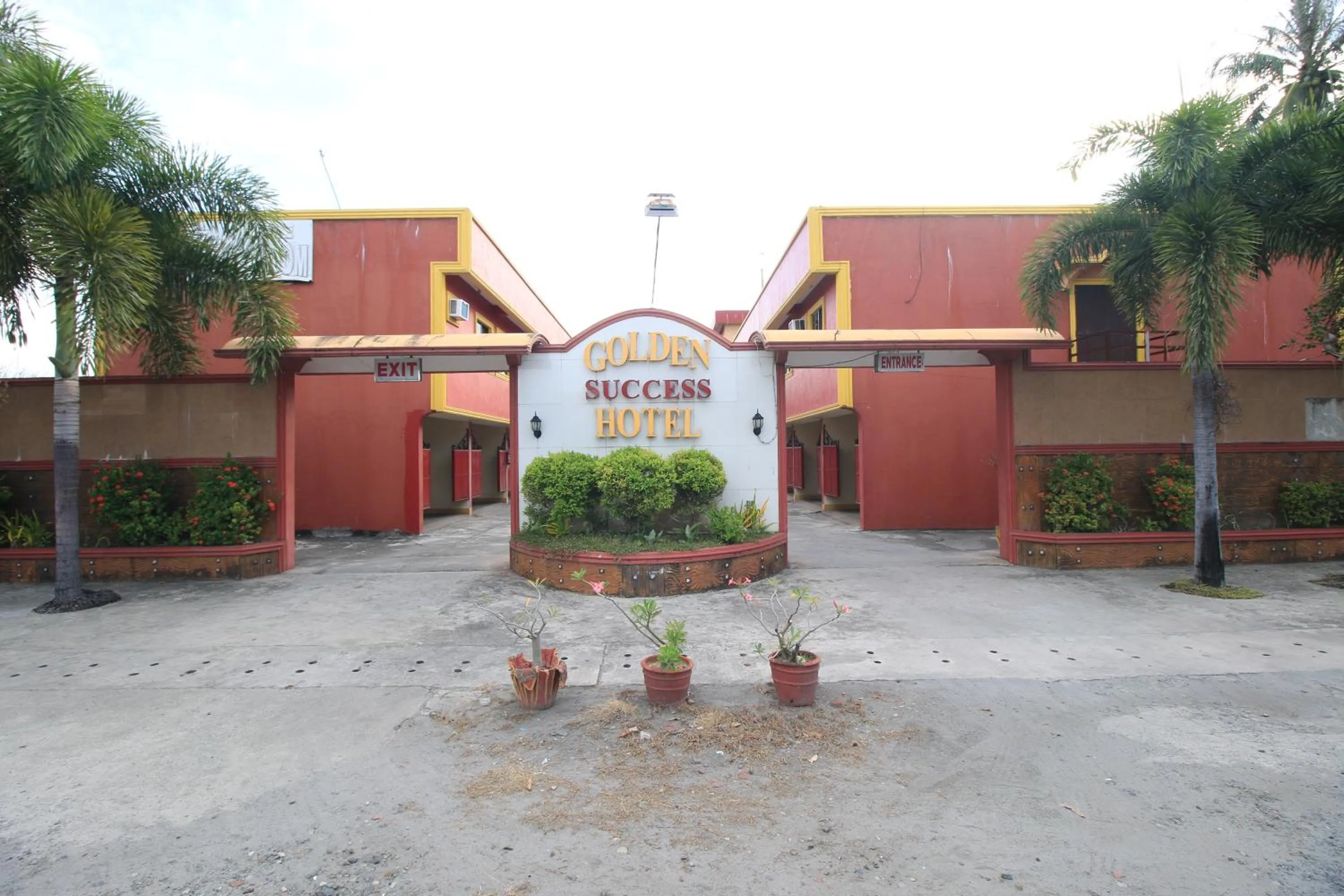 Property building in Golden Success Hotel I by RedDoorz