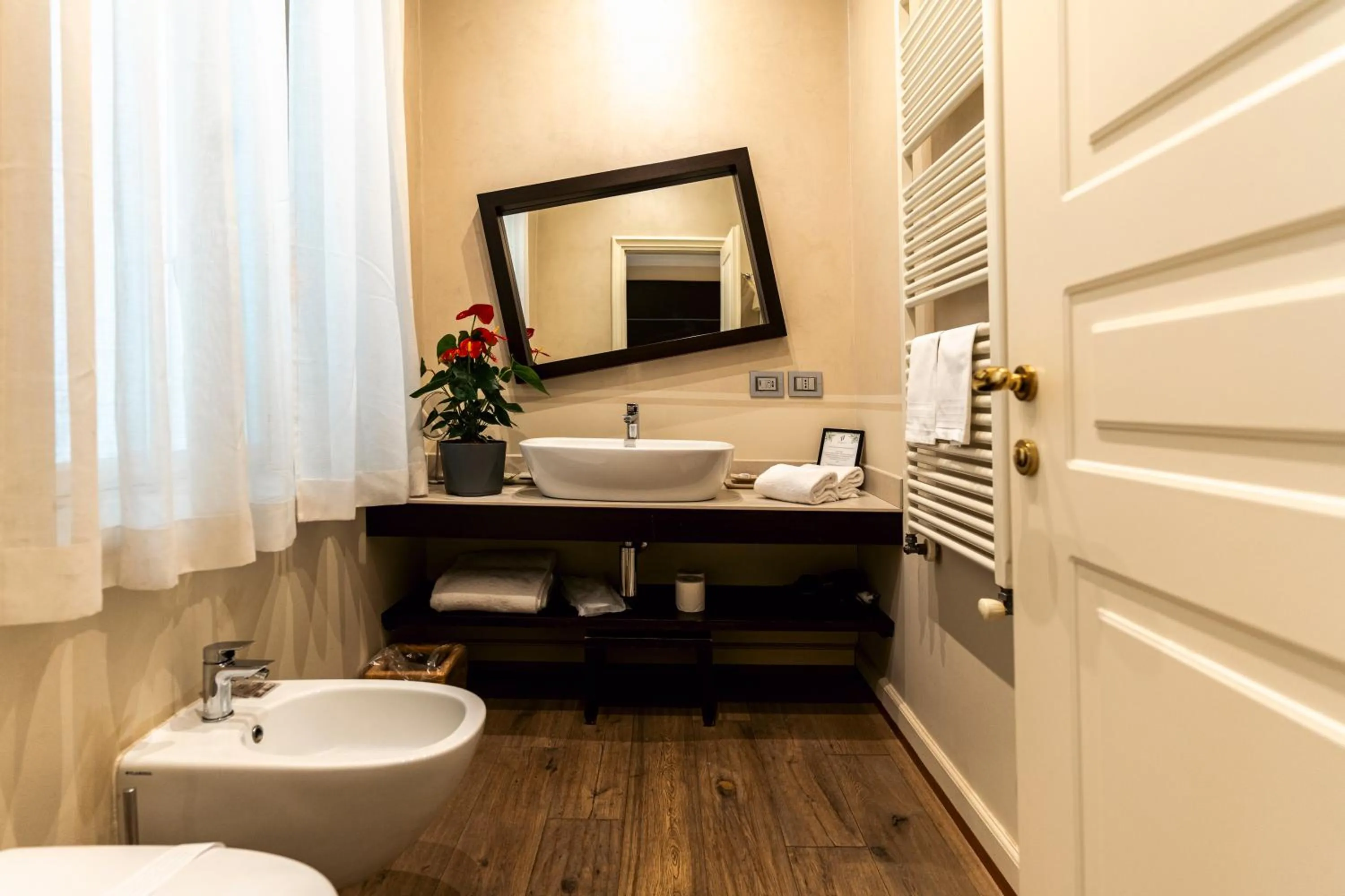 Toilet in TownHouse 33 Boutique Hotel