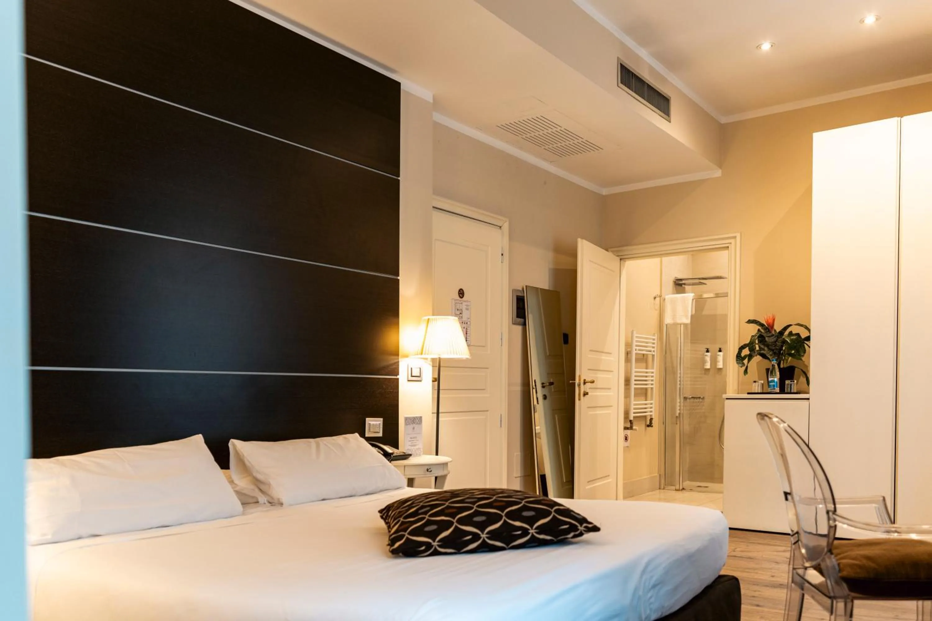 Bed in TownHouse 33 Boutique Hotel