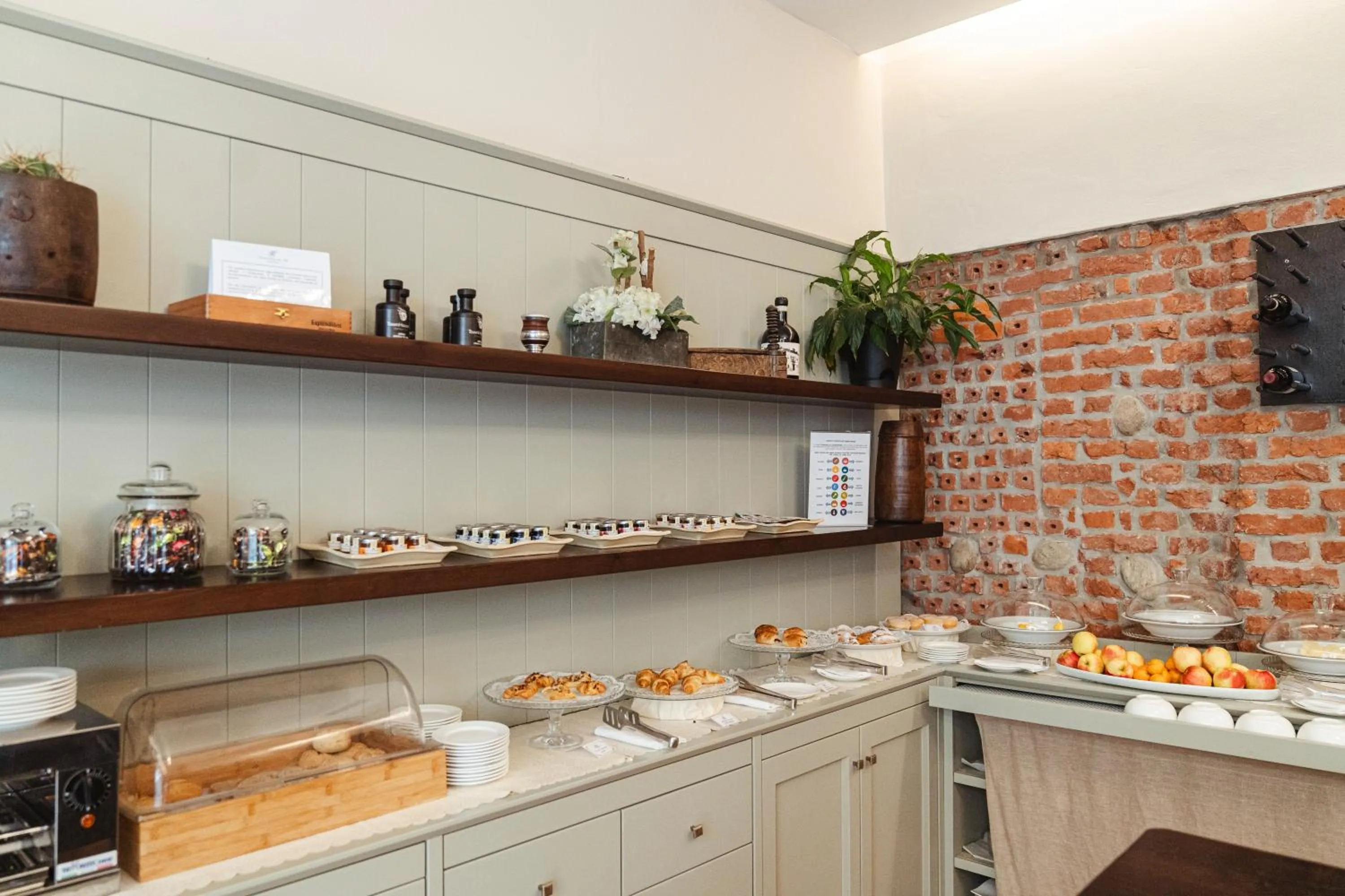 Breakfast in TownHouse 33 Boutique Hotel