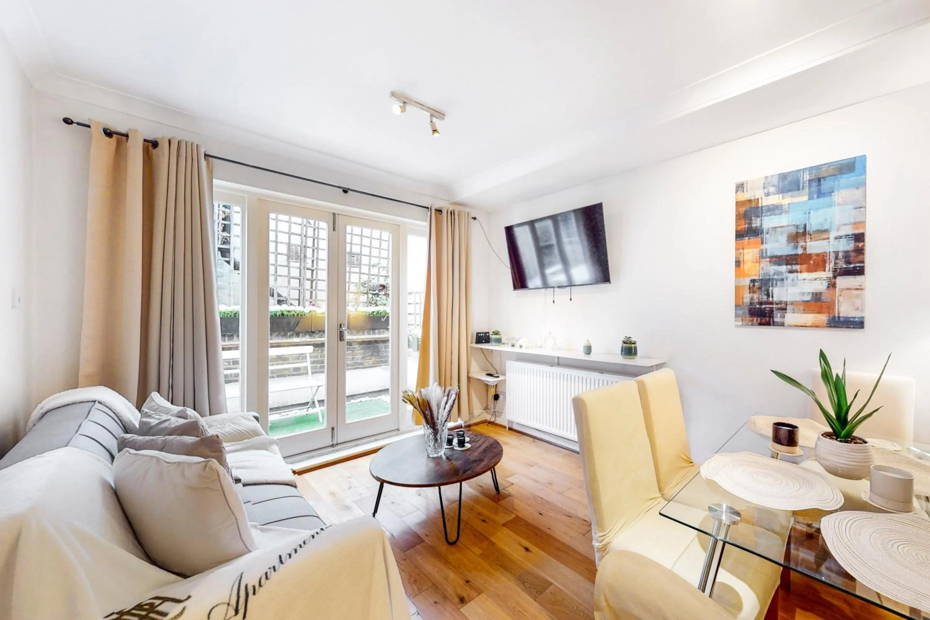 TV and multimedia in Park Lane Apartments Marble Arch