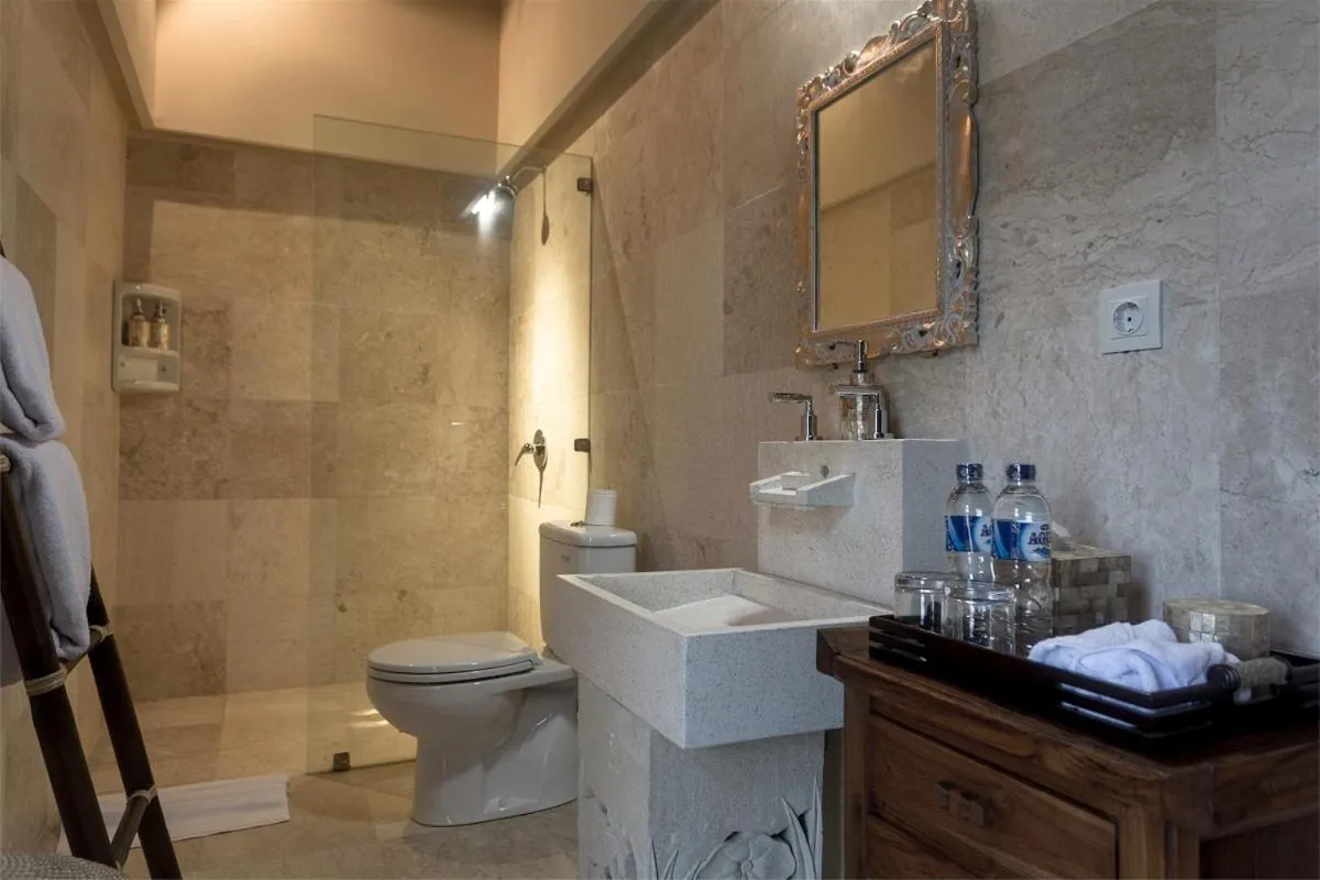 Bathroom in Villa Kumuda by Nakula