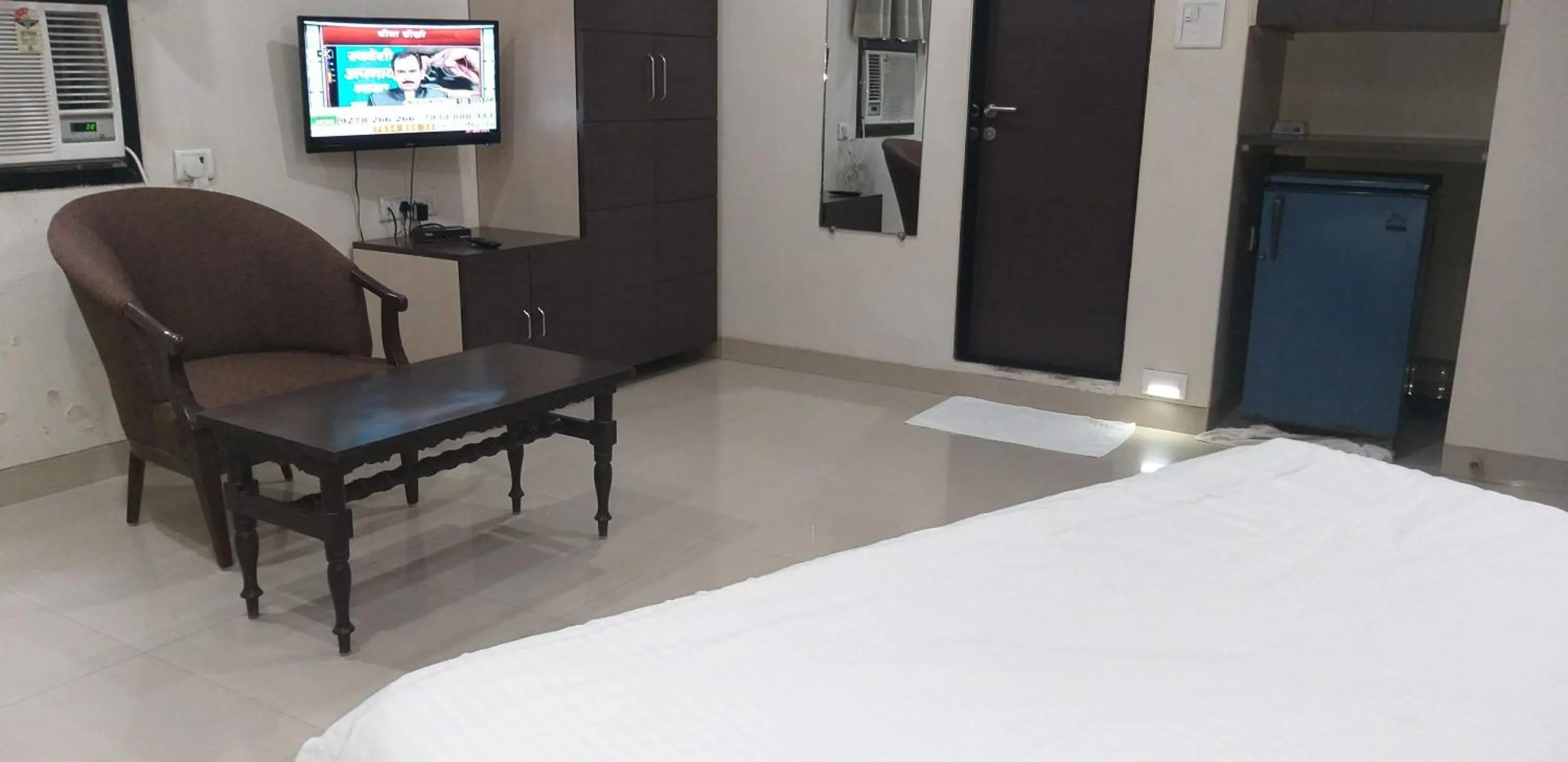 Photo of the whole room, Bed in Pals Hotel