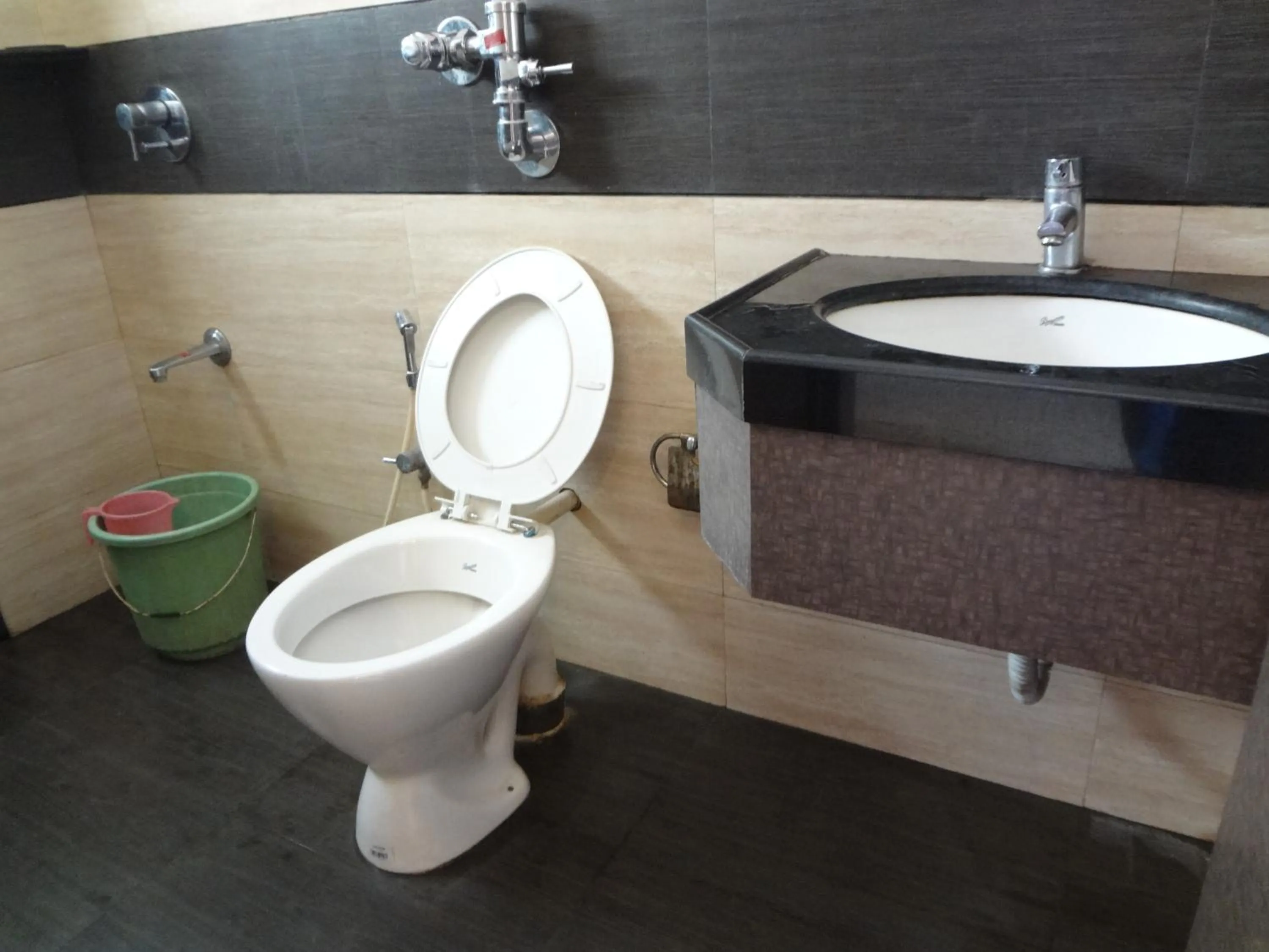 Bathroom in Pals Hotel