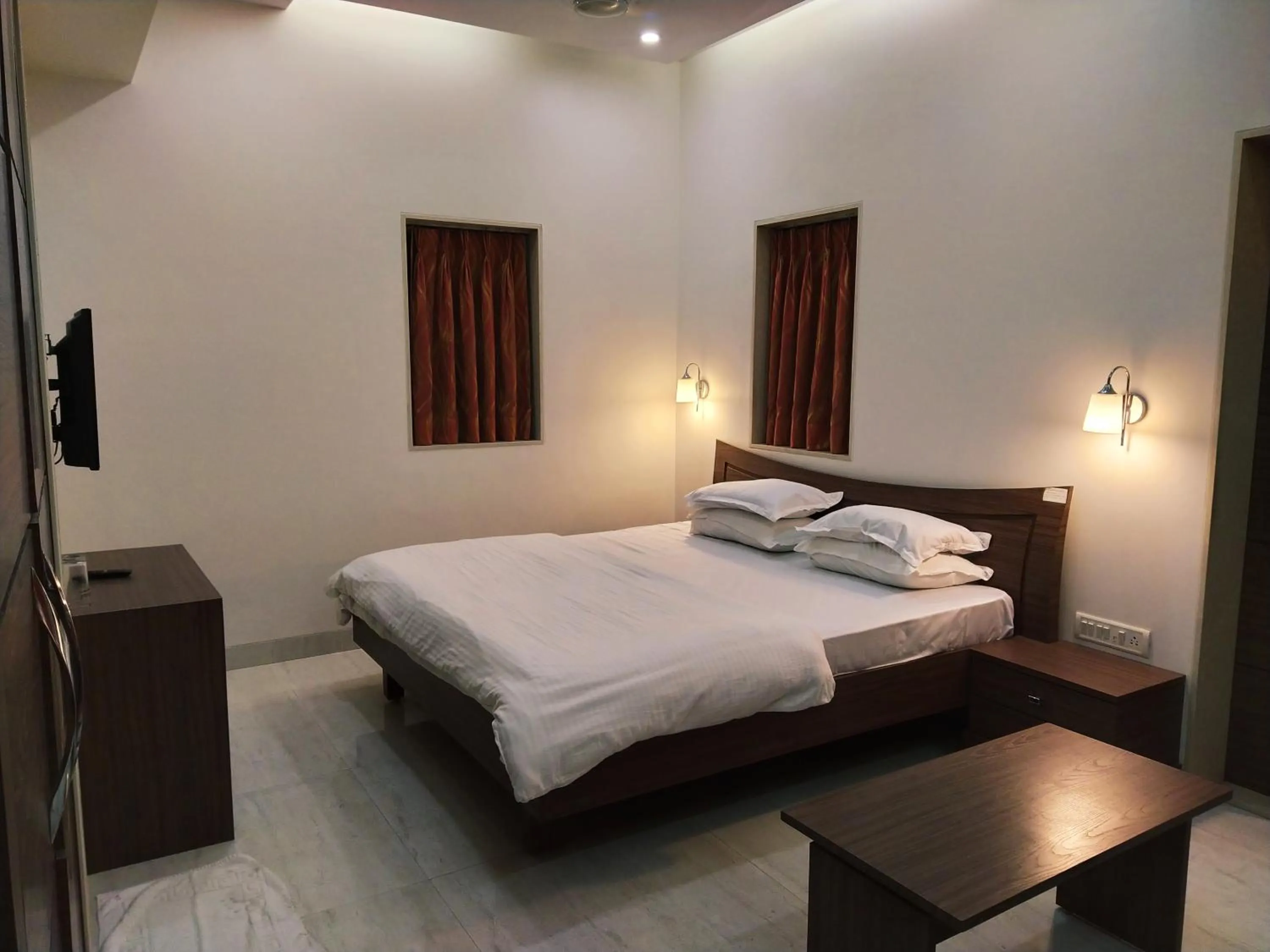 Bedroom, Bed in Pals Hotel