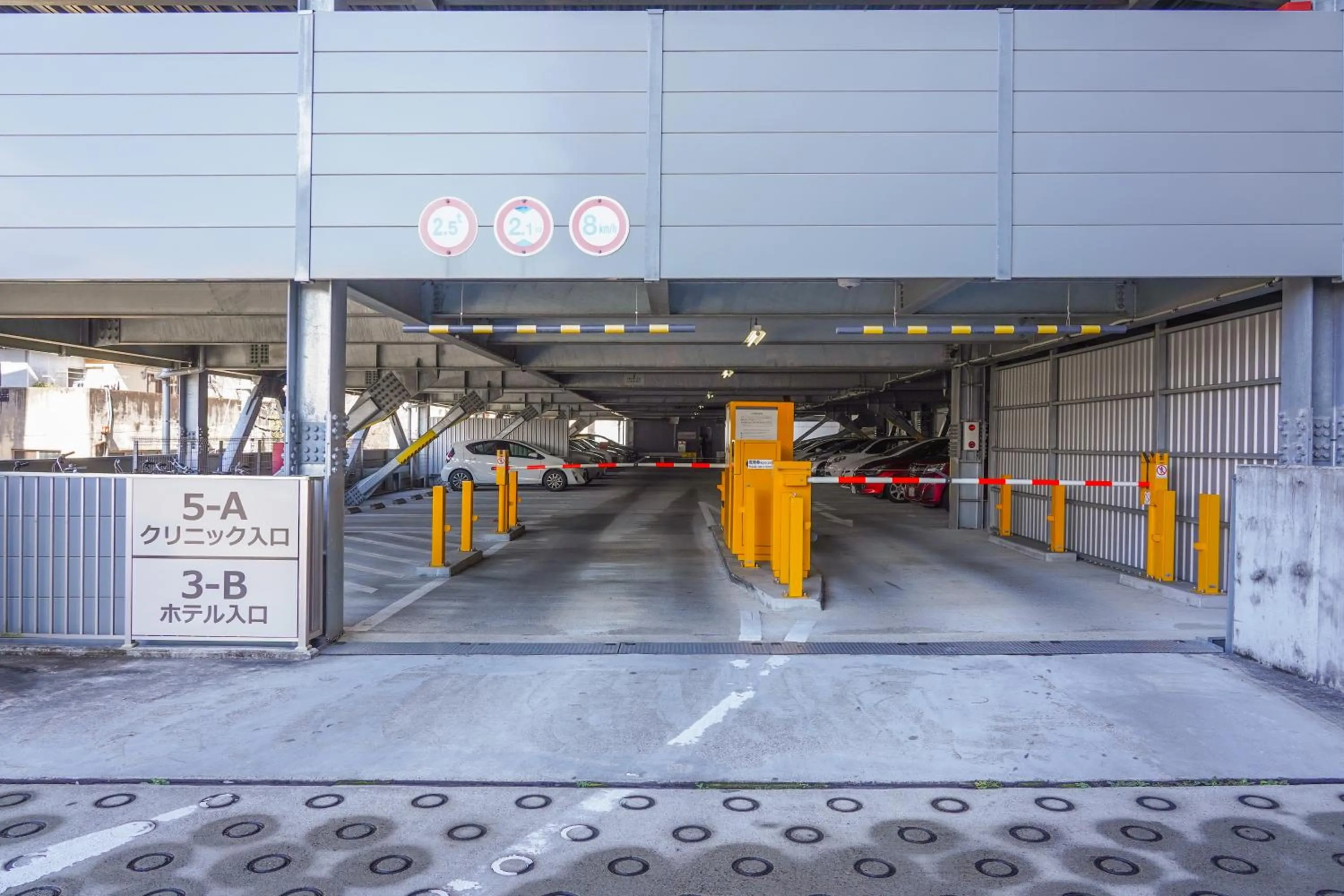 Parking in Hotel The West Hills Mito