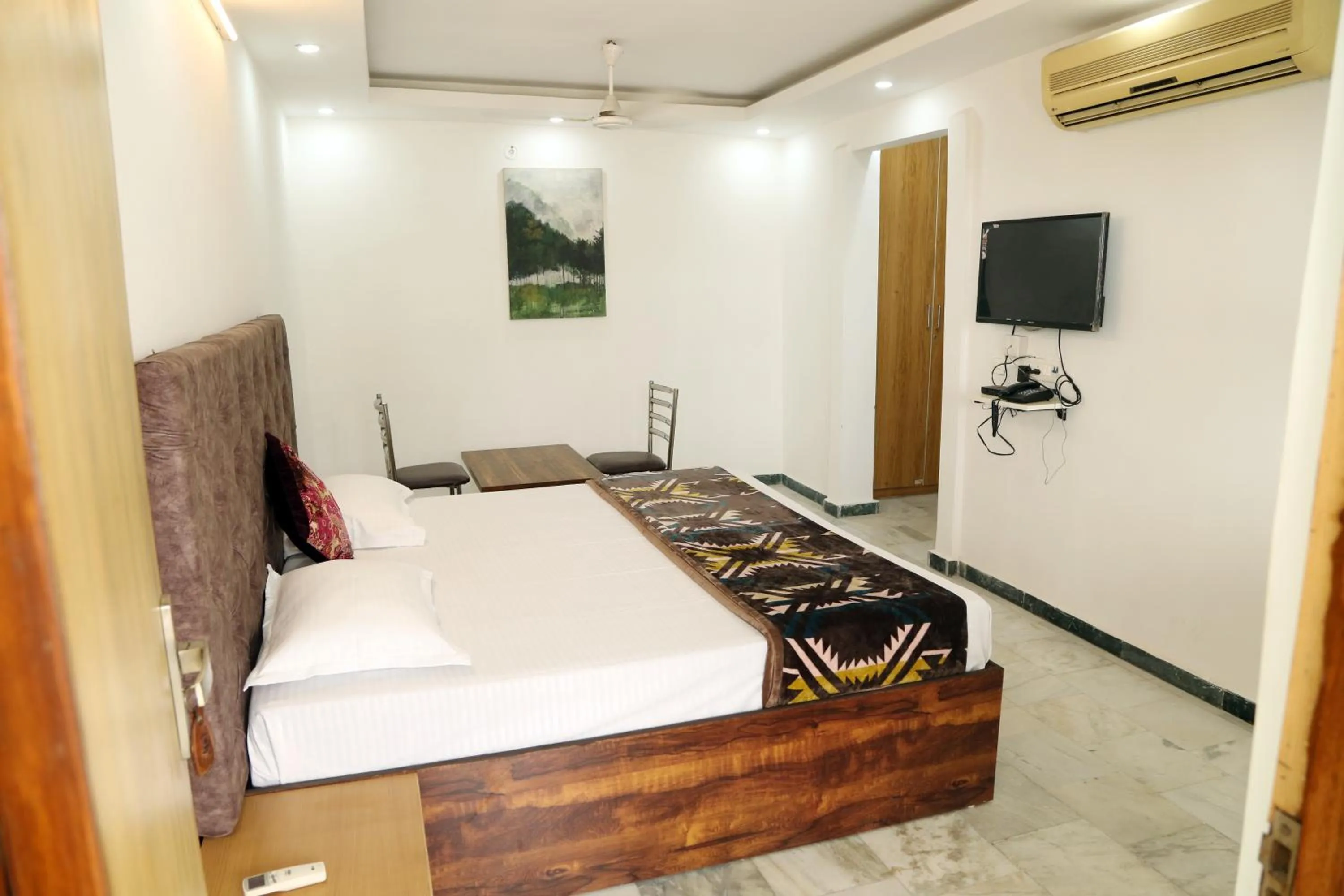 Communal lounge/ TV room, Bed in Shanti Residency