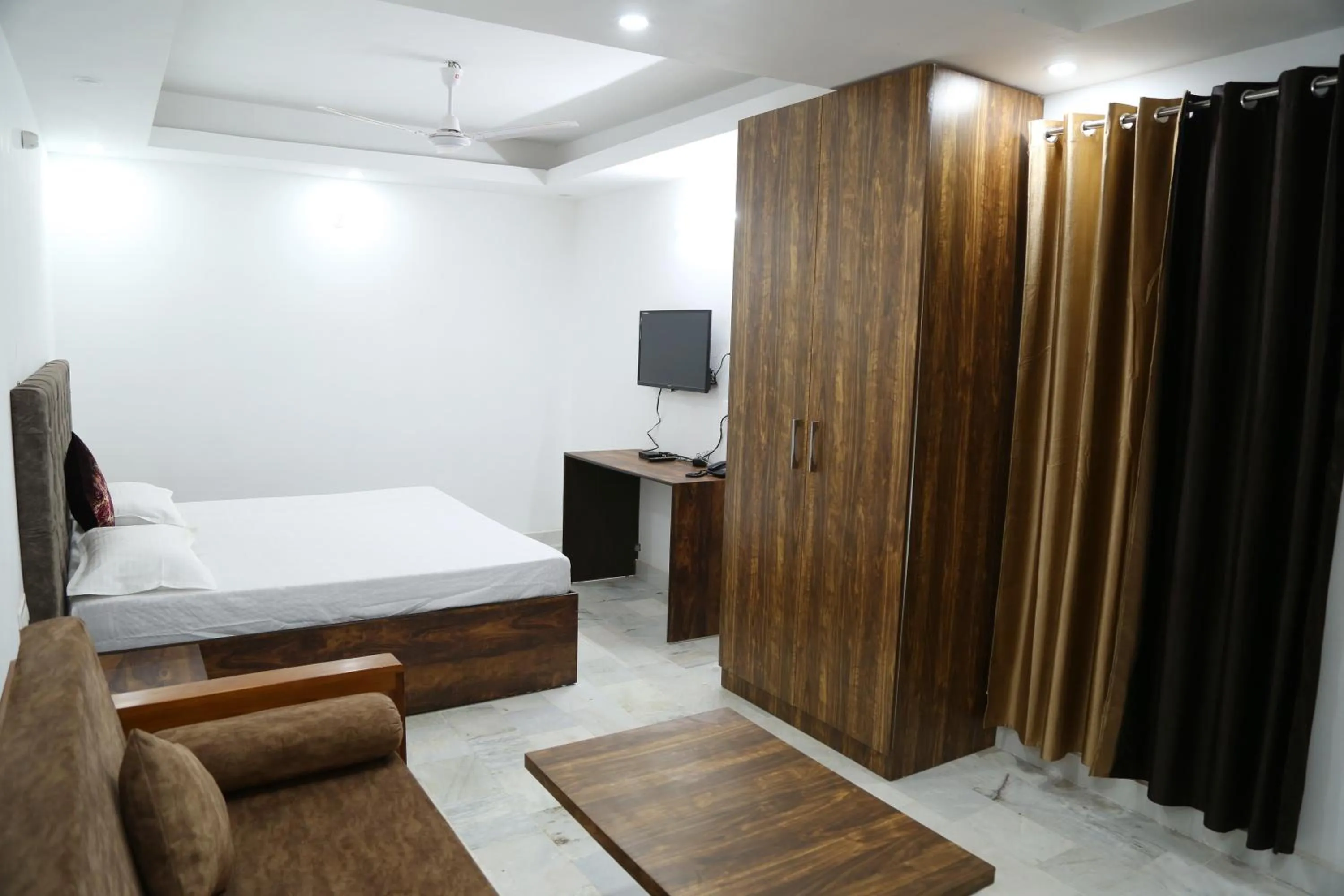 Communal lounge/ TV room, Bed in Shanti Residency