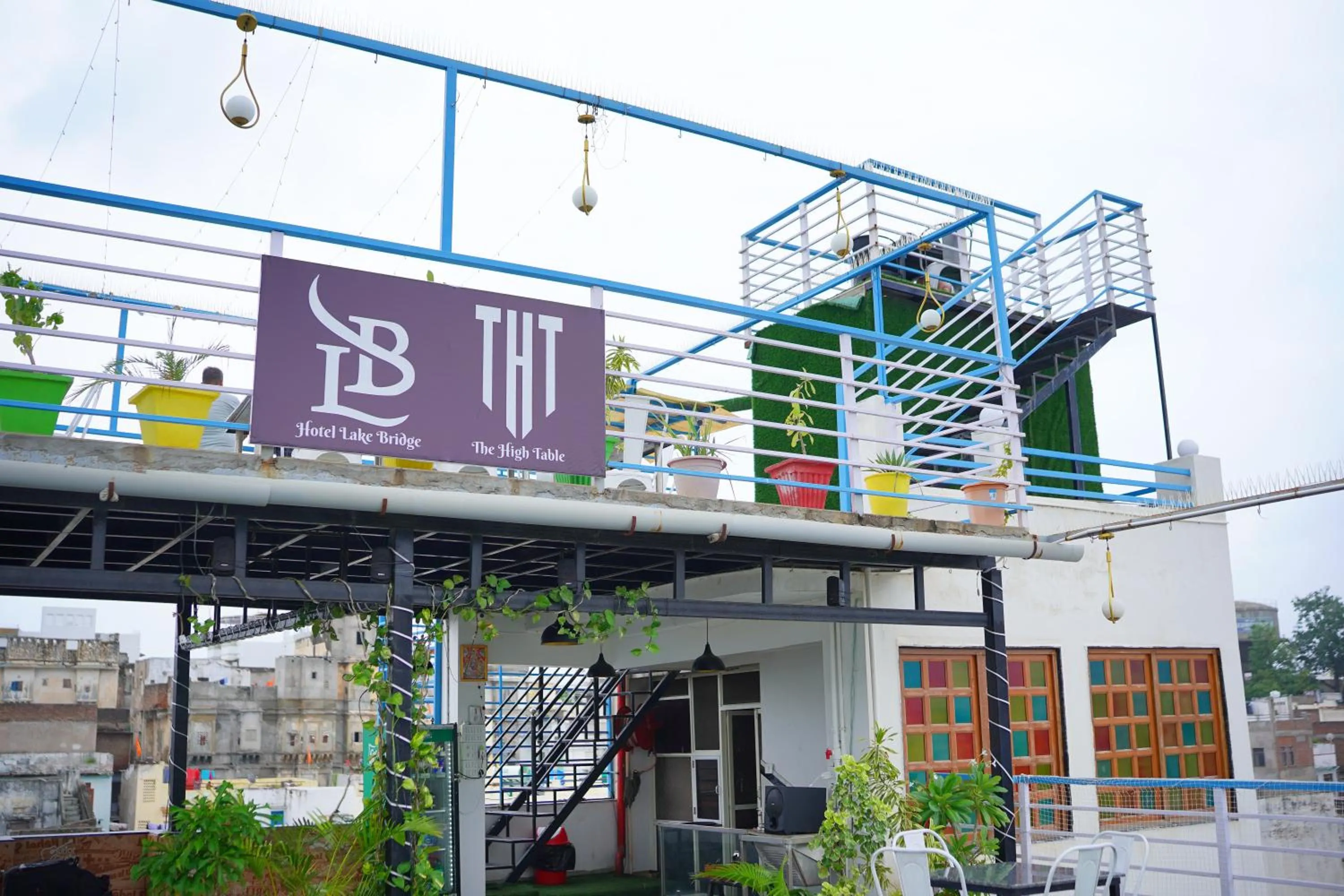 Restaurant/places to eat in Hotel Lake Bridge