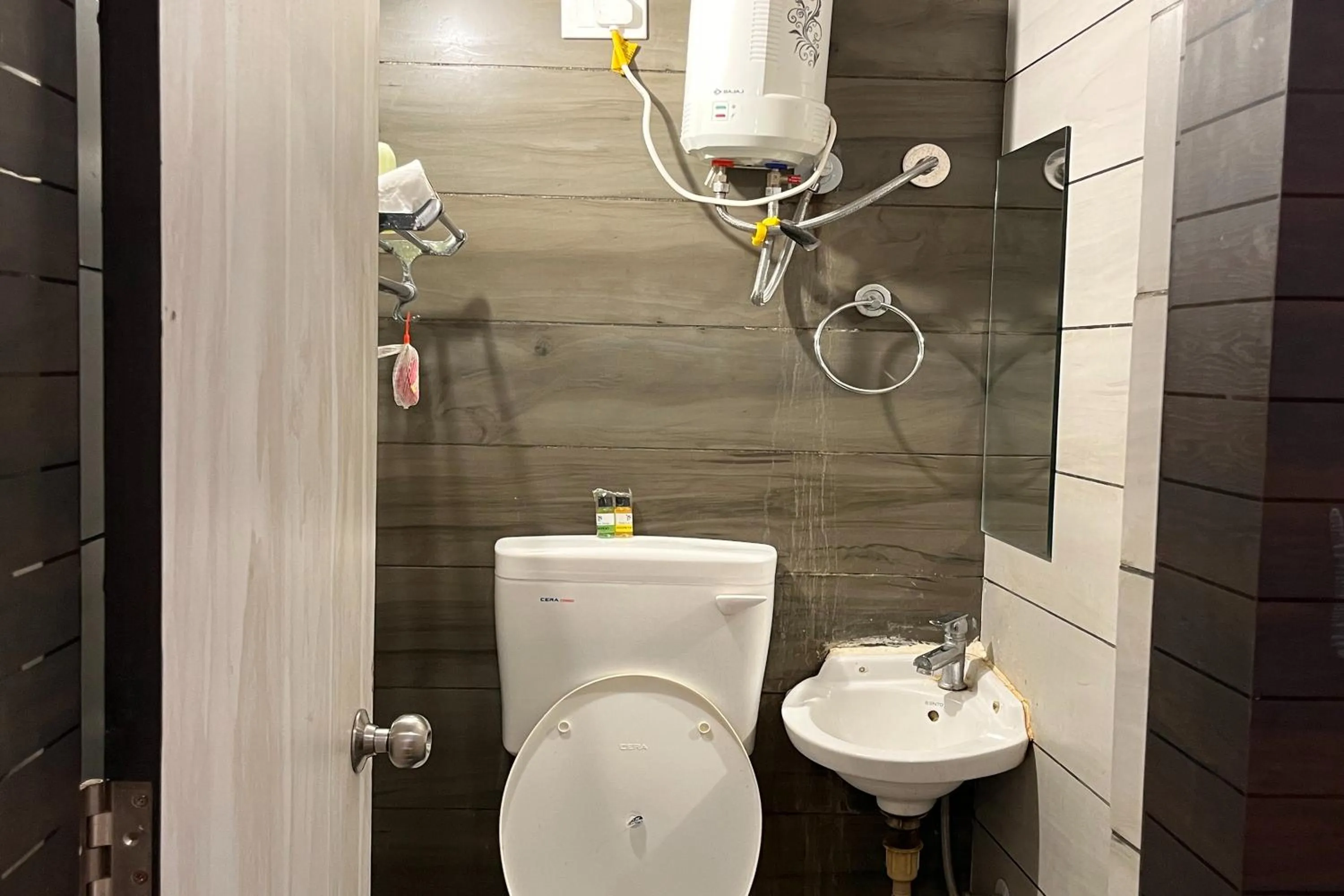 Toilet in Hotel Lake Bridge