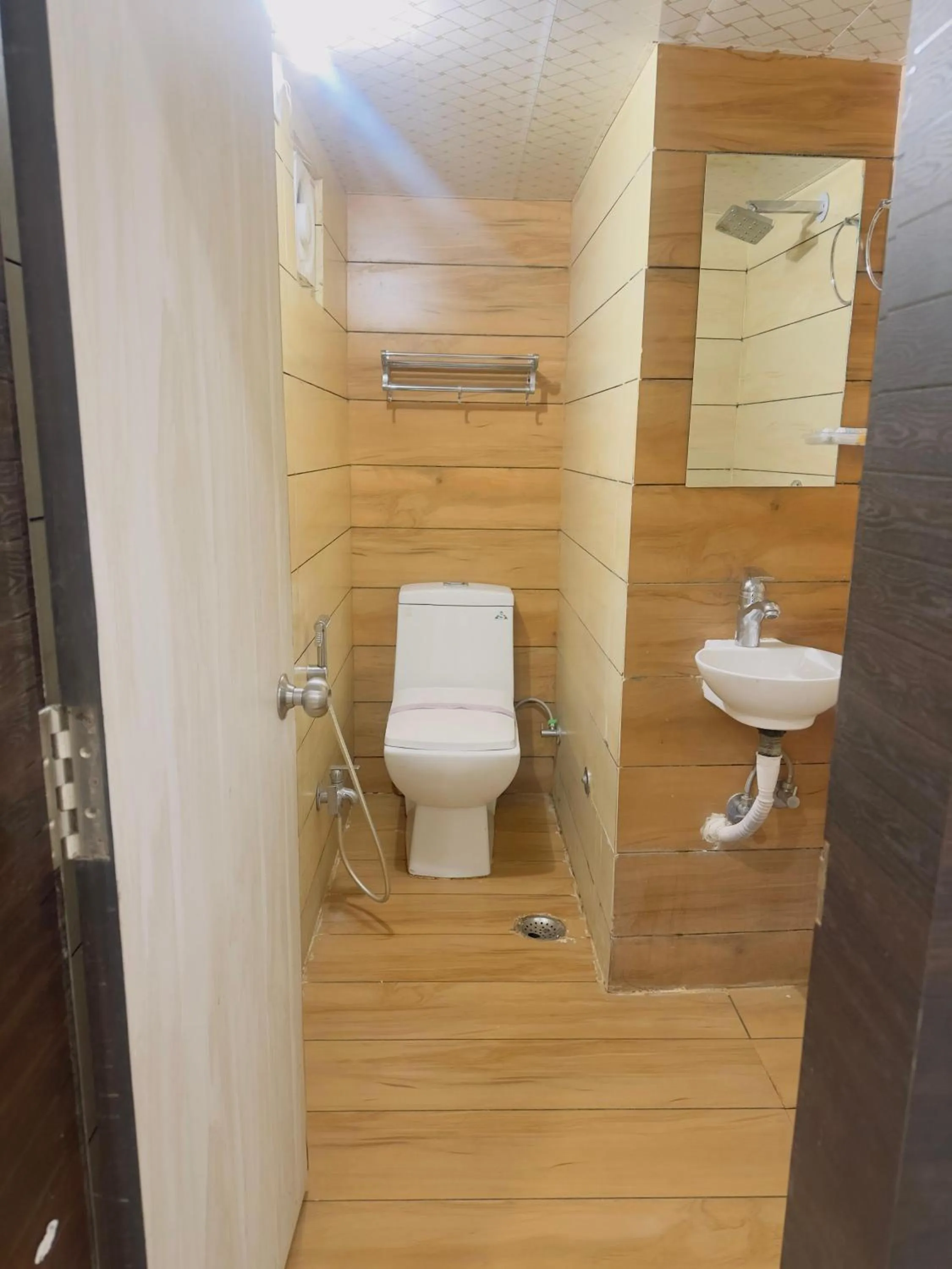 Toilet in Hotel Lake Bridge