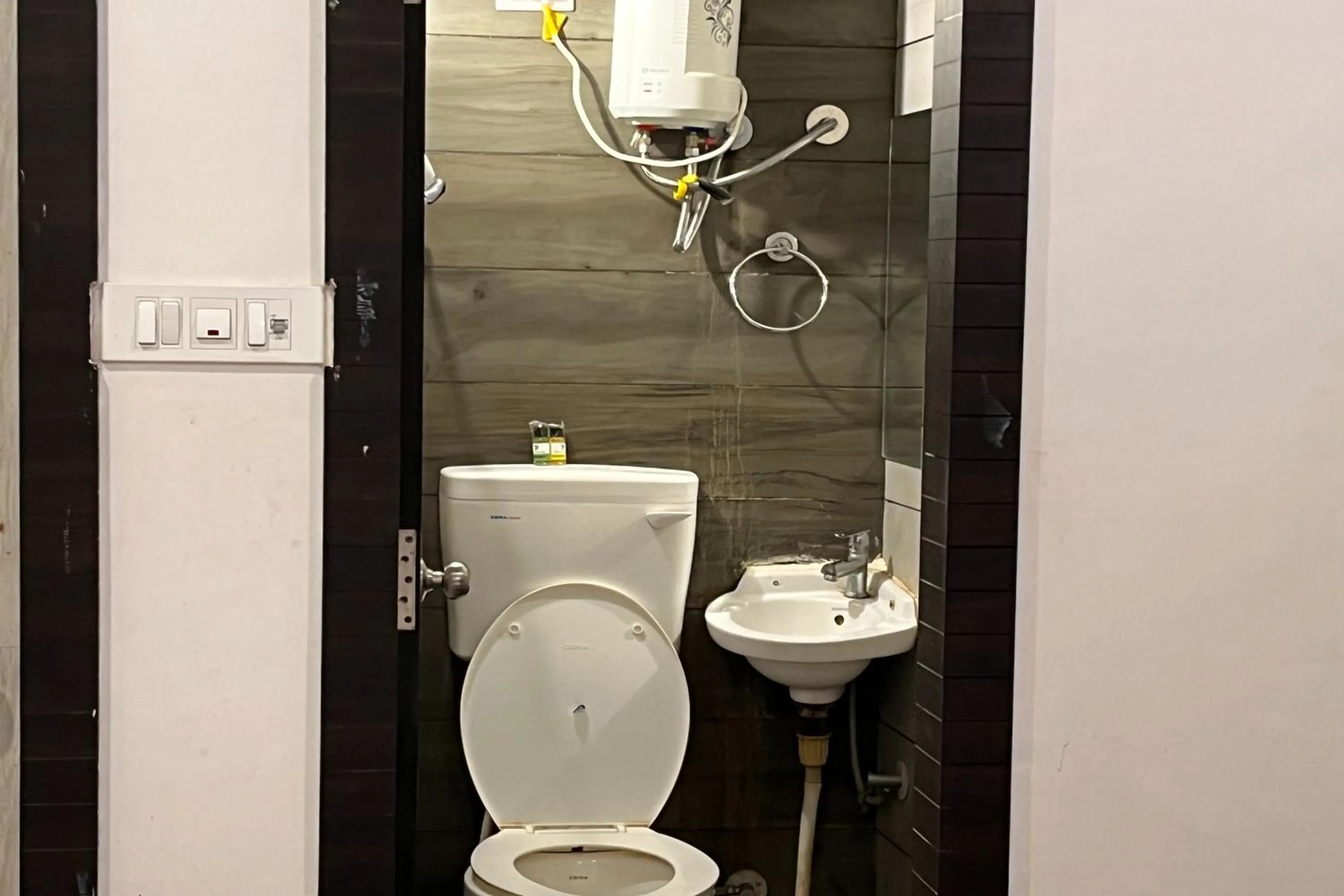 Shower in Hotel Lake Bridge