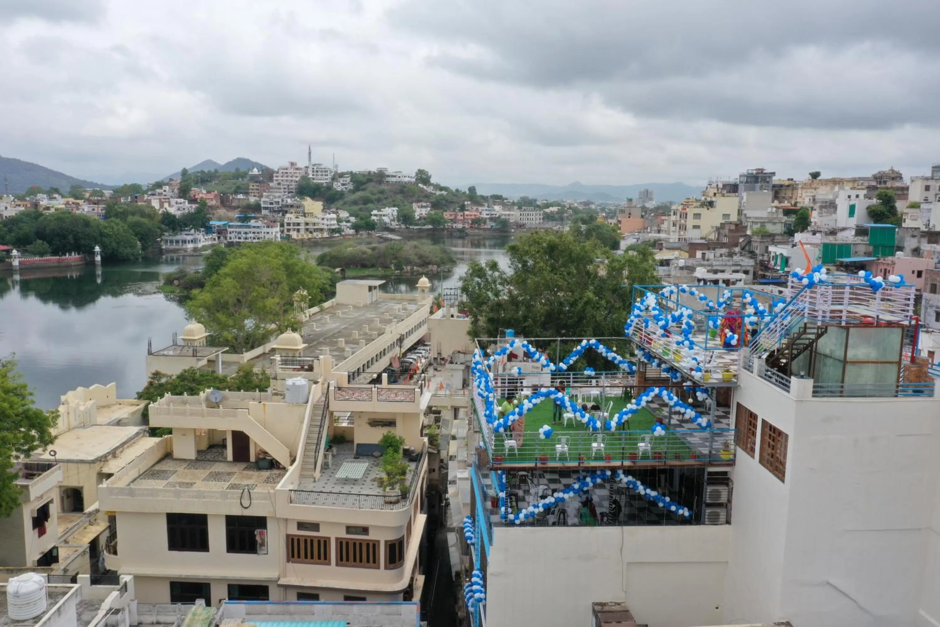 Property building in Hotel Lake Bridge