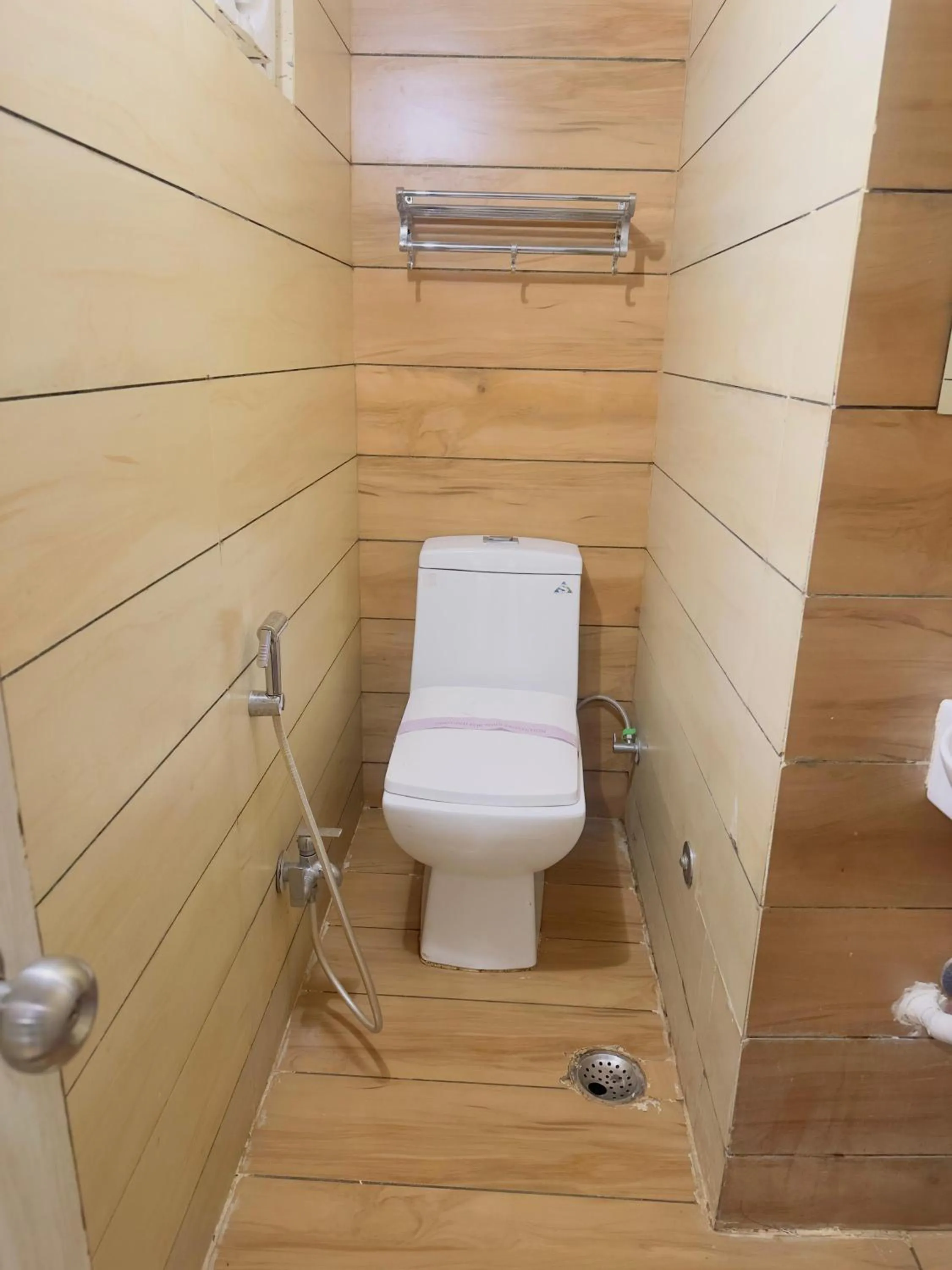 Toilet in Hotel Lake Bridge