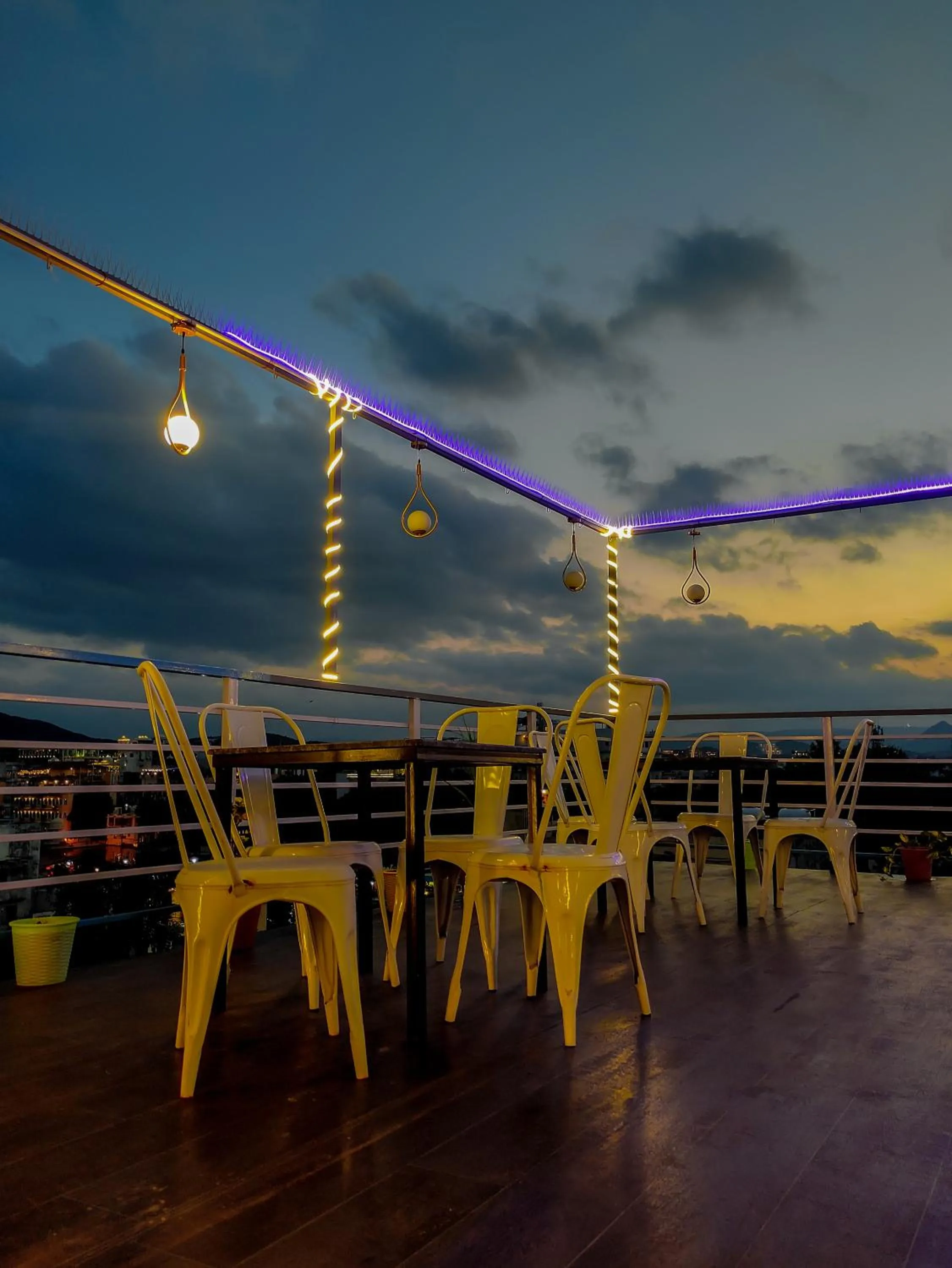 Night in Hotel Lake Bridge