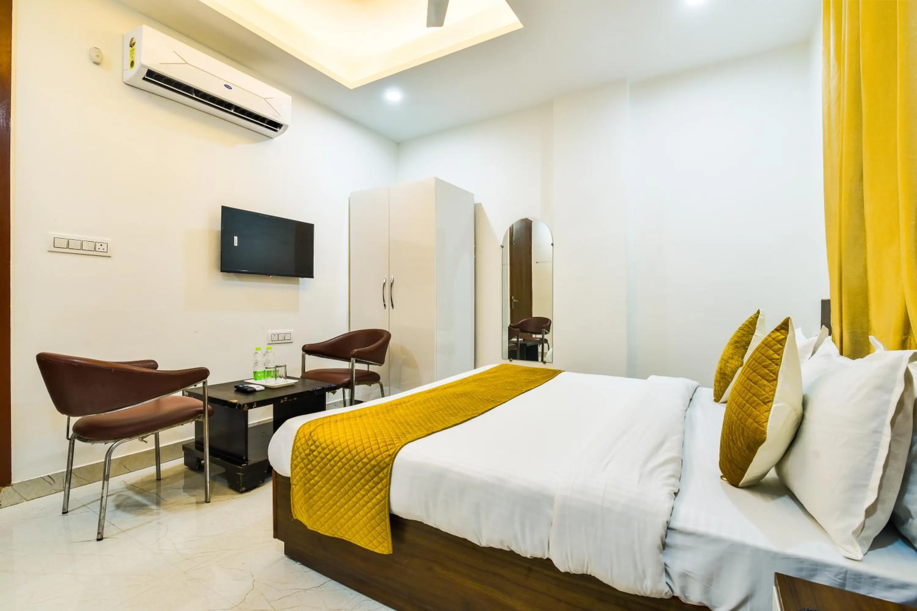 Photo of the whole room, Bed in Diplomat Regency Yashobhoomi