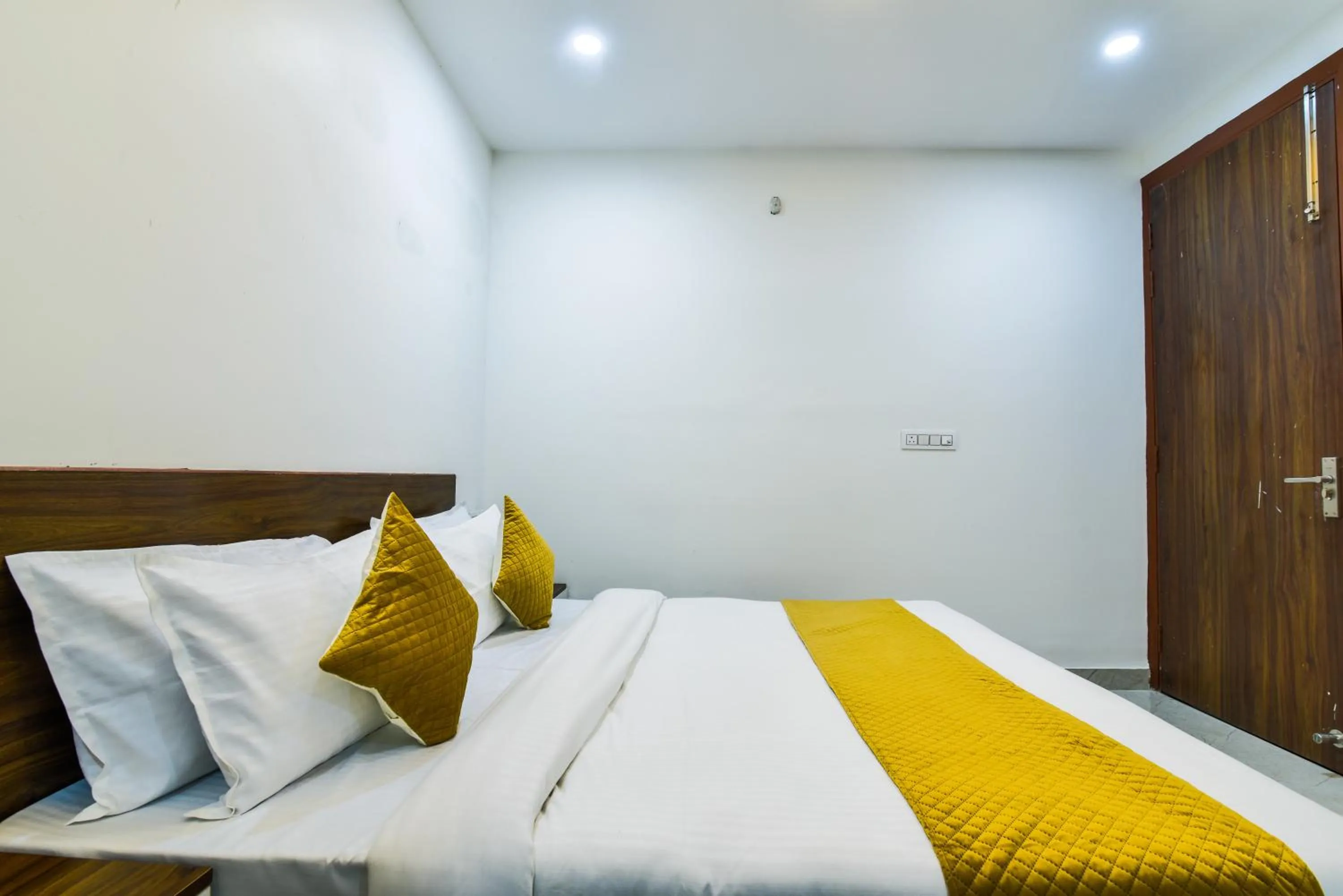 Photo of the whole room, Bed in Diplomat Regency Yashobhoomi