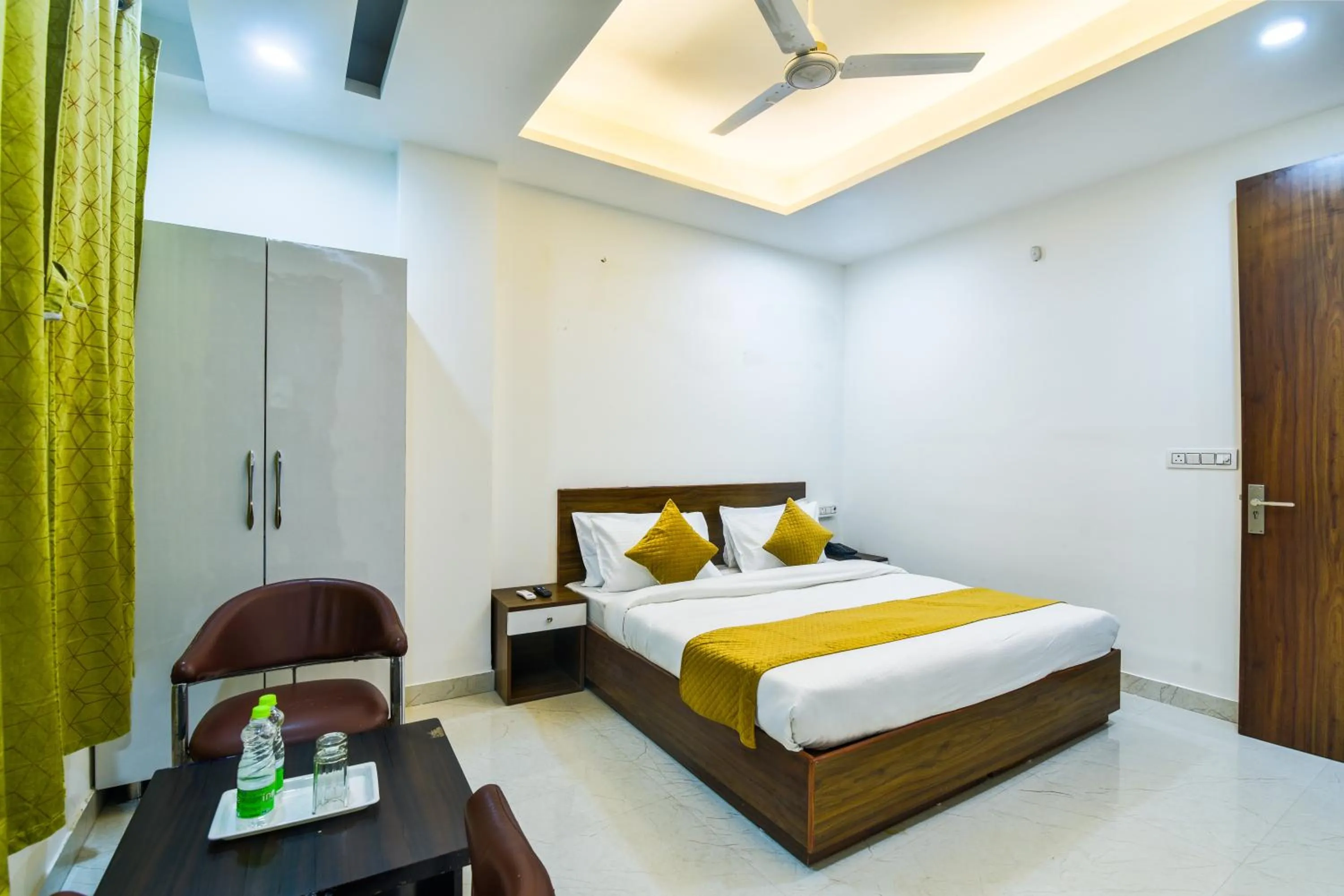 Photo of the whole room, Bed in Diplomat Regency Yashobhoomi