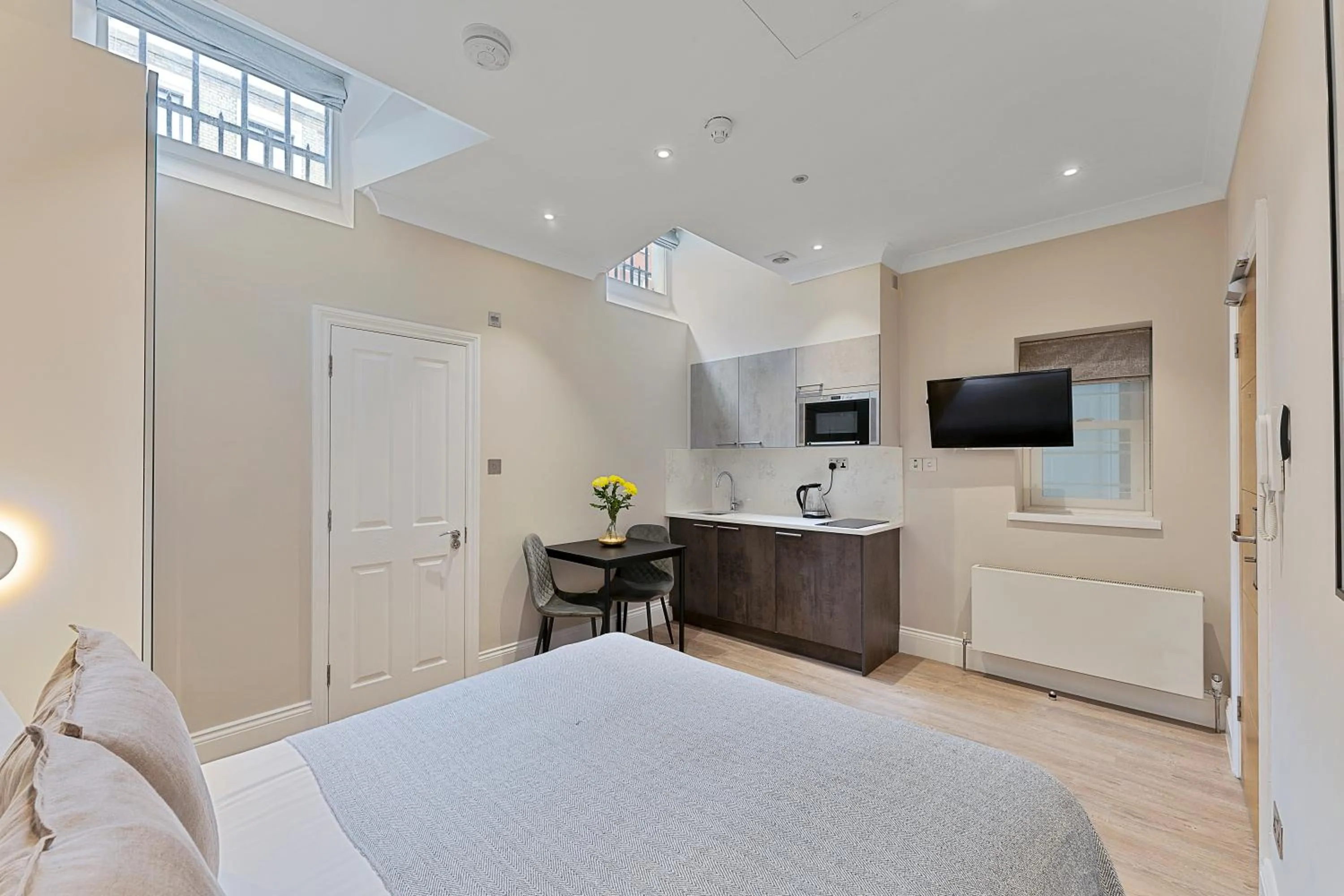 Photo of the whole room, Bed in Cleveland Residences Kensington