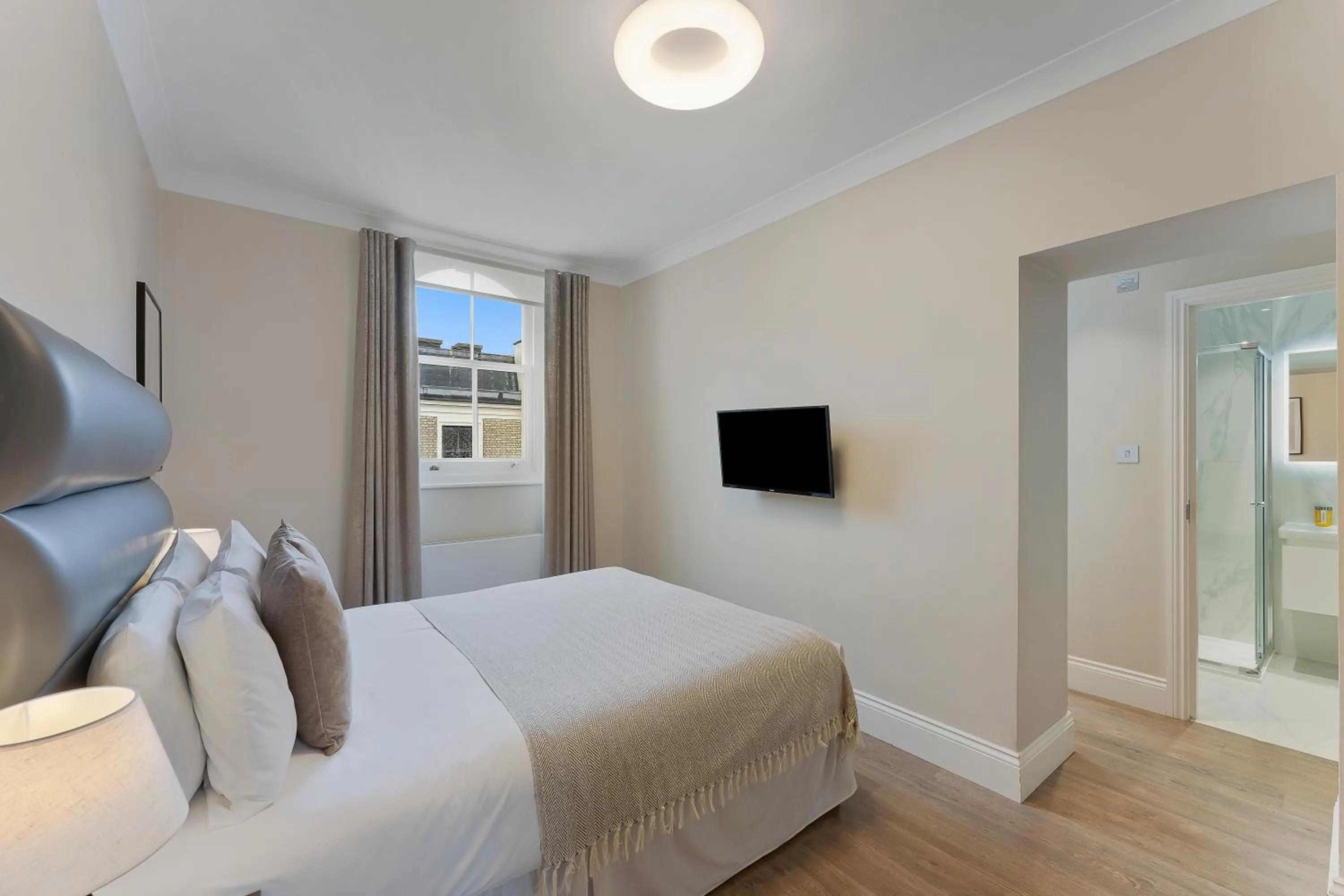 Photo of the whole room, Bed in Cleveland Residences Kensington