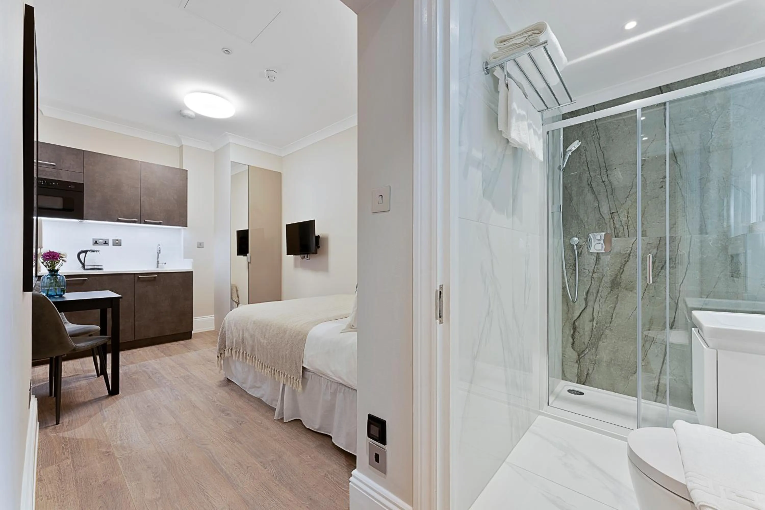 Photo of the whole room, Bed in Cleveland Residences Kensington