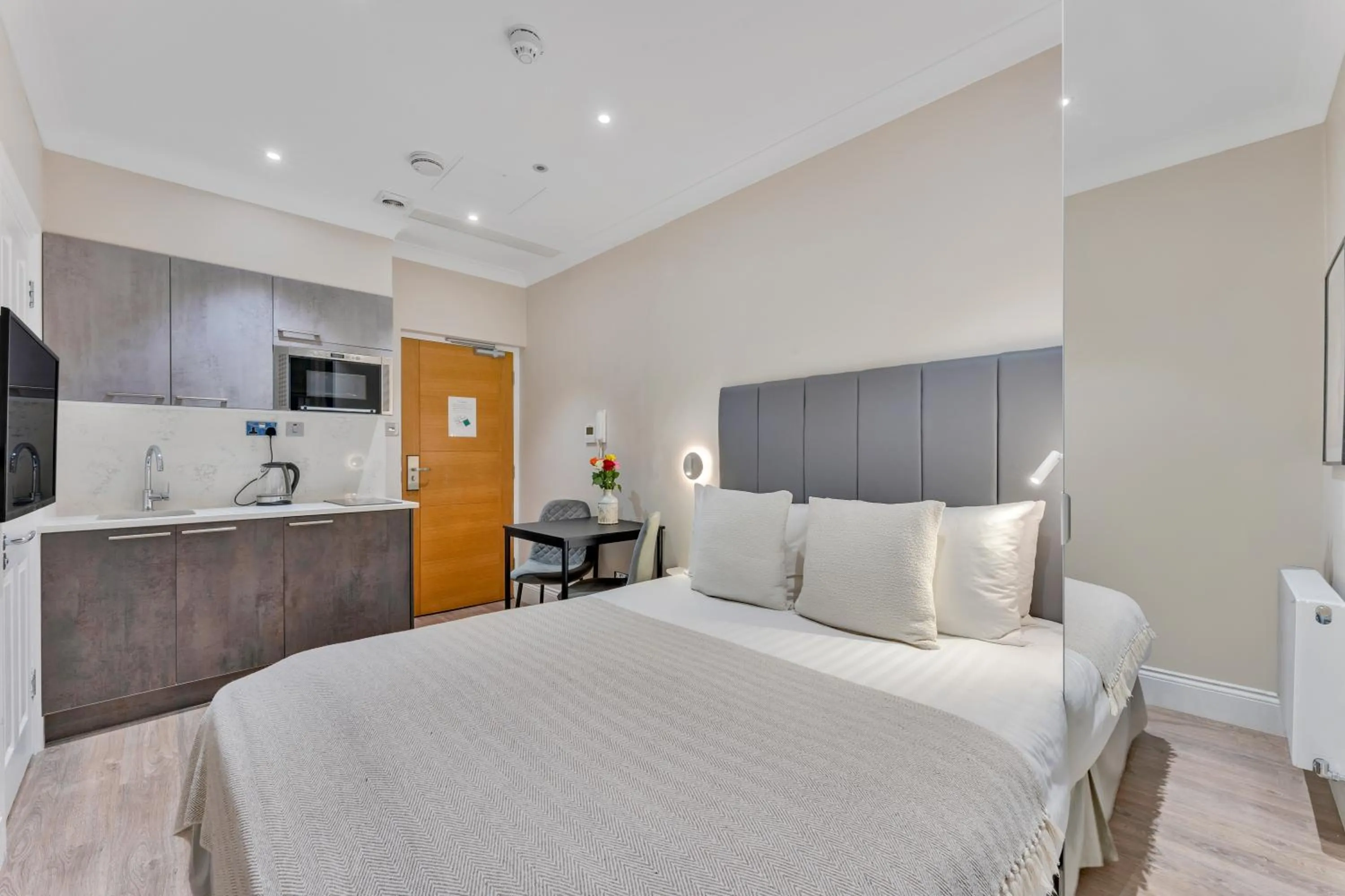 Photo of the whole room, Bed in Cleveland Residences Kensington