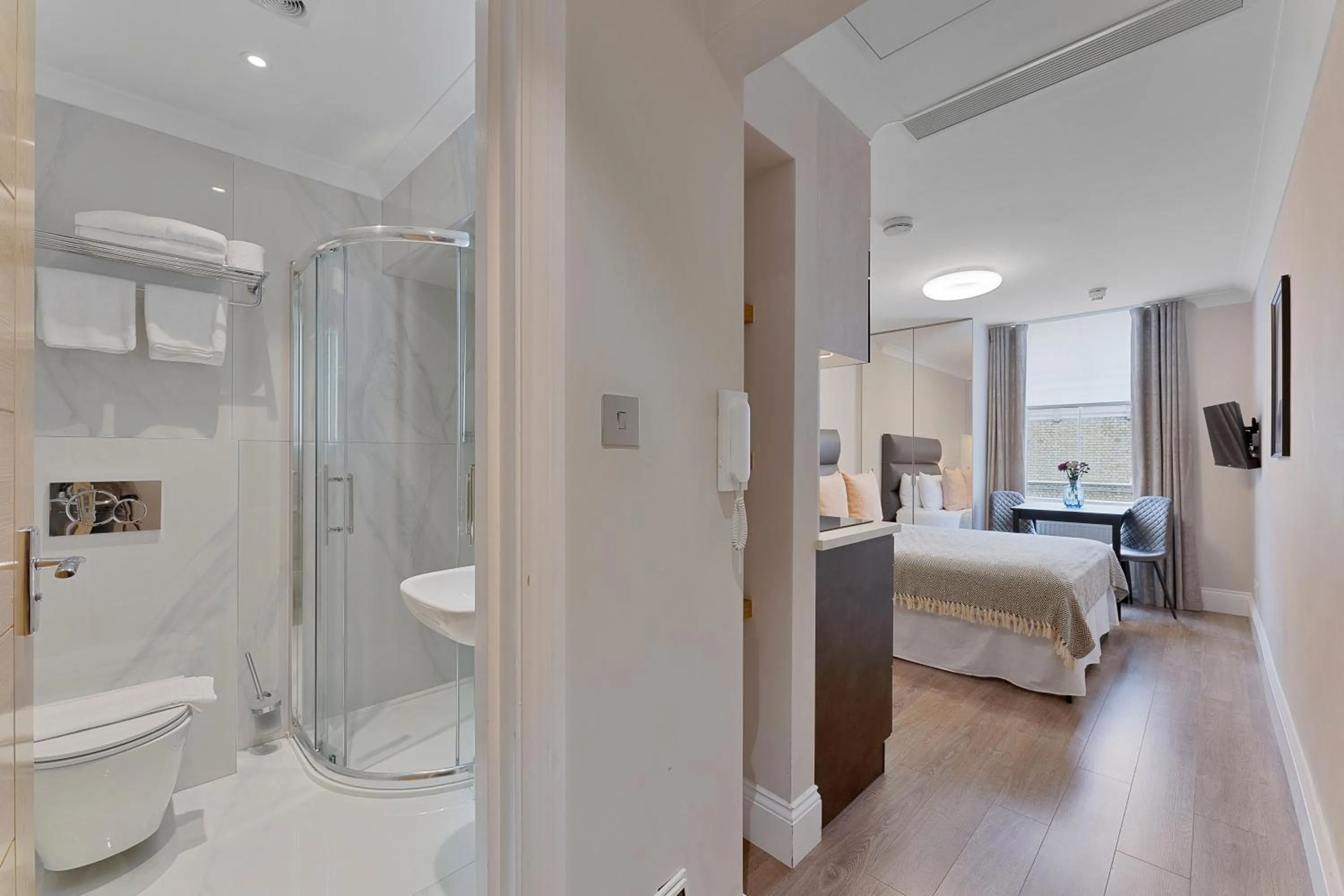 Photo of the whole room, Bed in Cleveland Residences Kensington