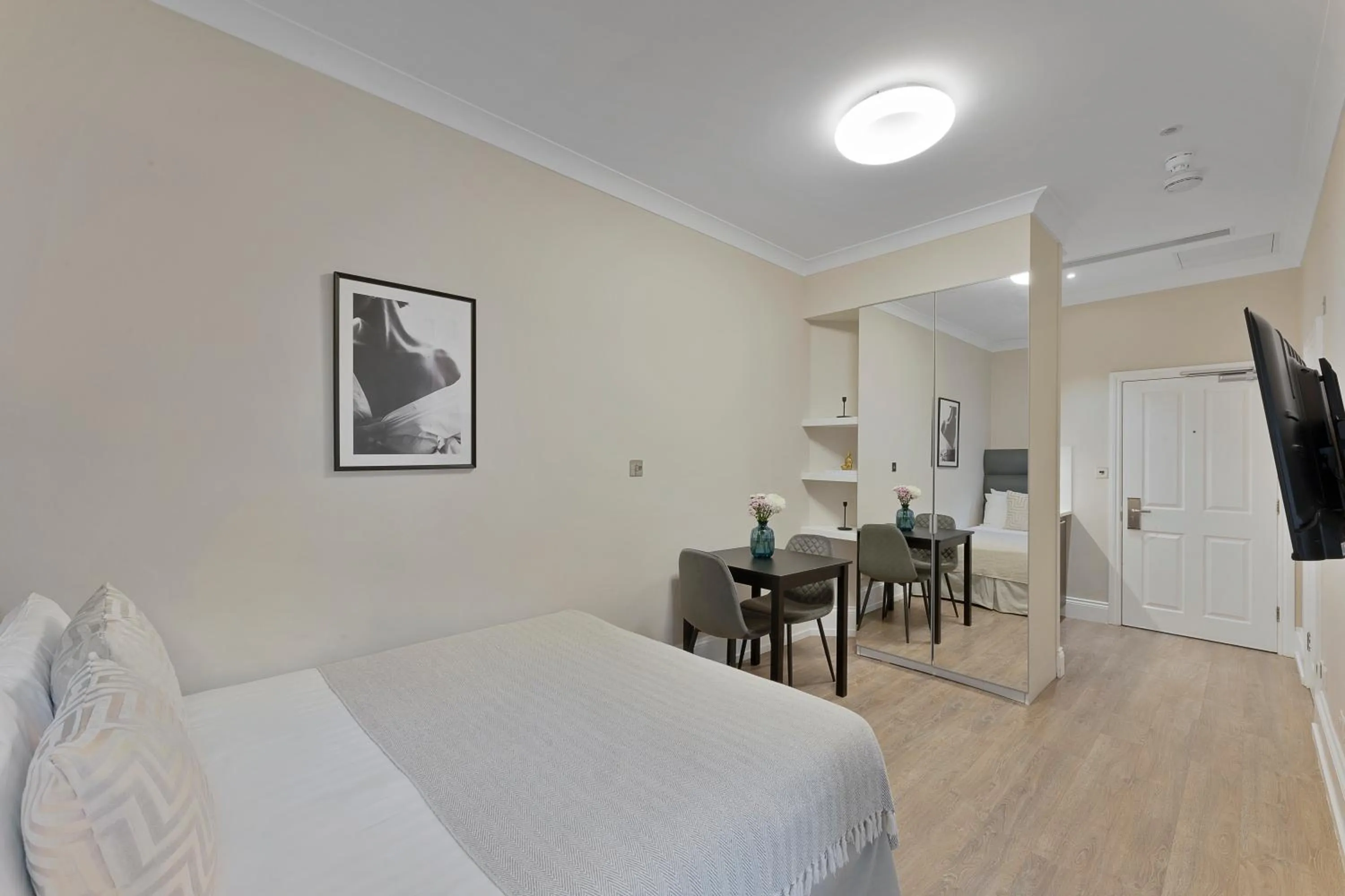 Photo of the whole room, Bed in Cleveland Residences Kensington