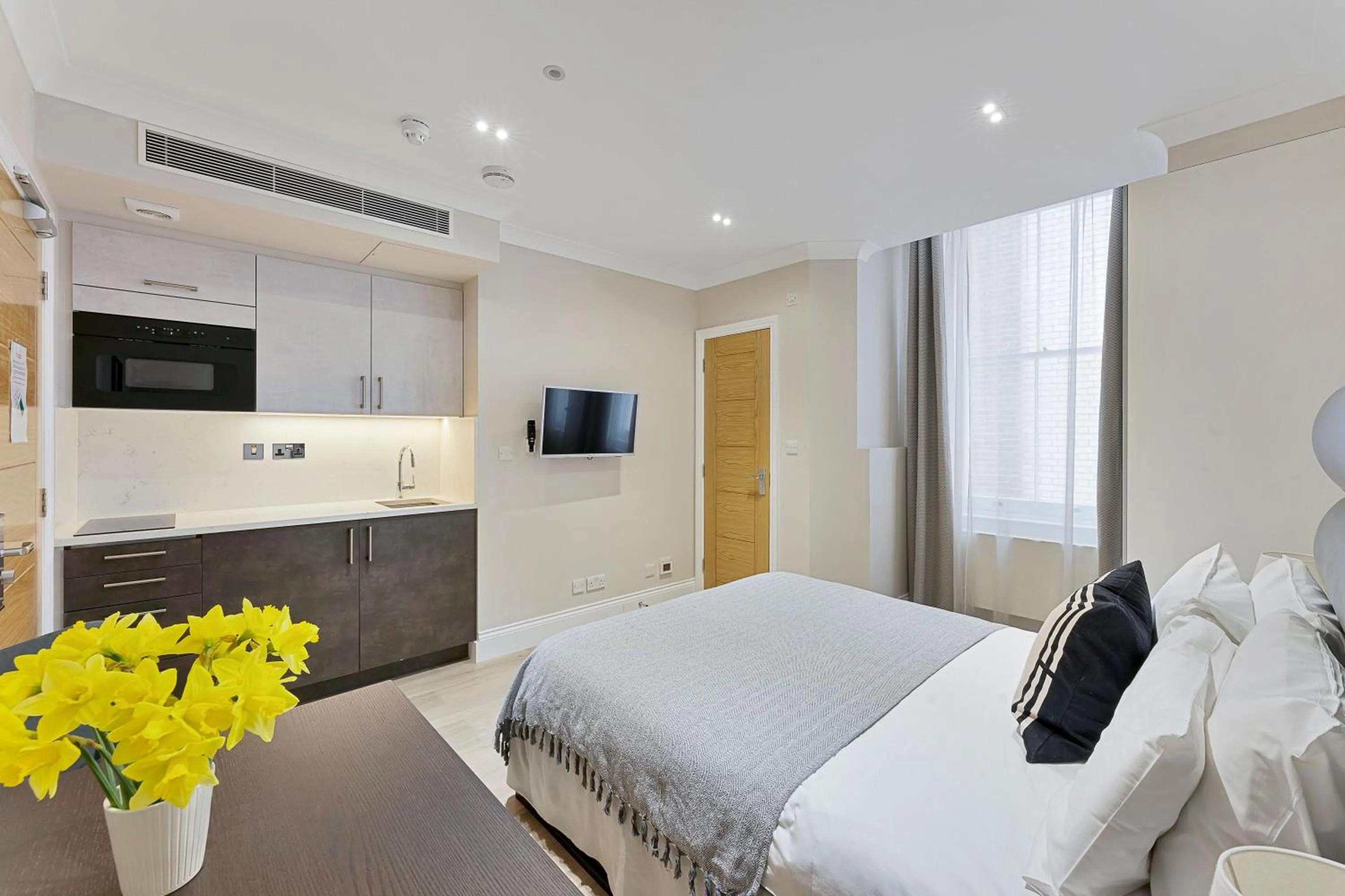 Photo of the whole room, Bed in Cleveland Residences Kensington