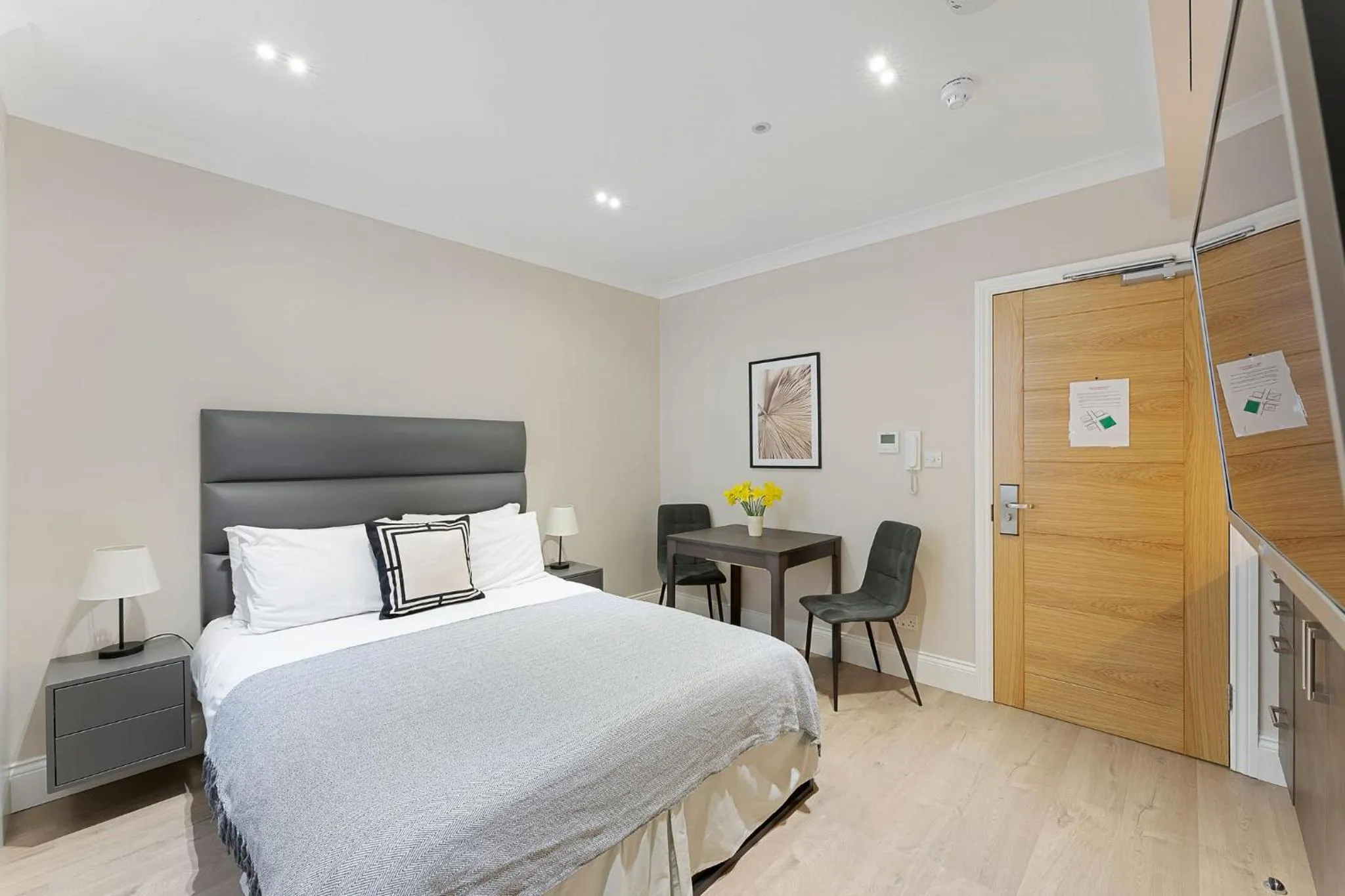 Seating area, Bed in Cleveland Residences Kensington