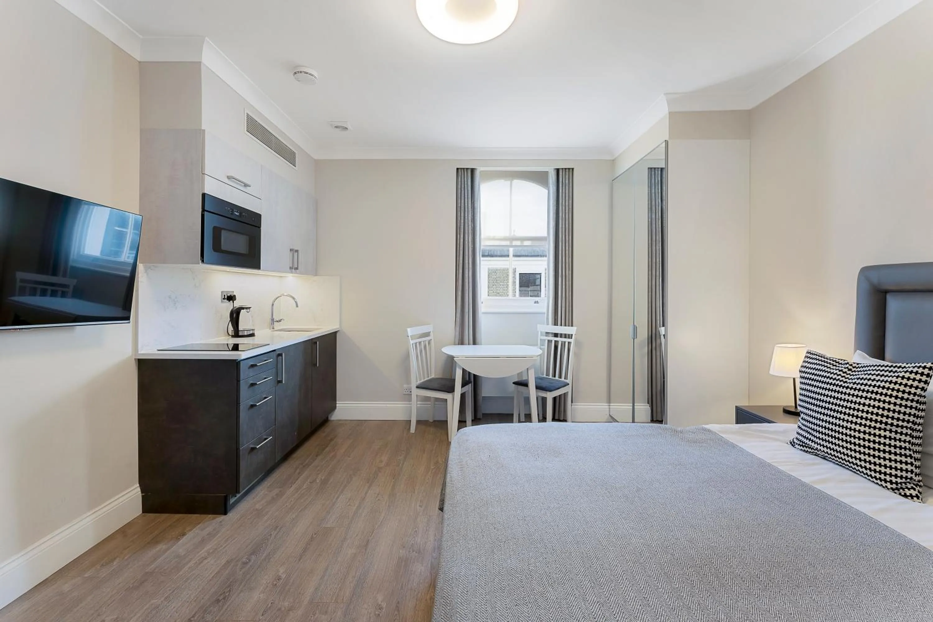 Photo of the whole room, Bed in Cleveland Residences Kensington