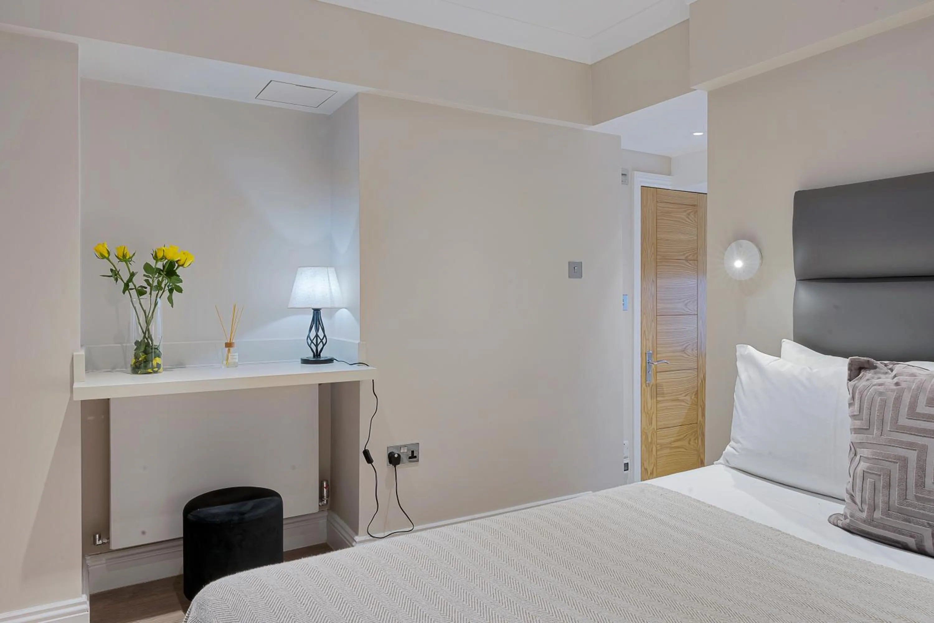 Bedroom, Bed in Cleveland Residences Kensington