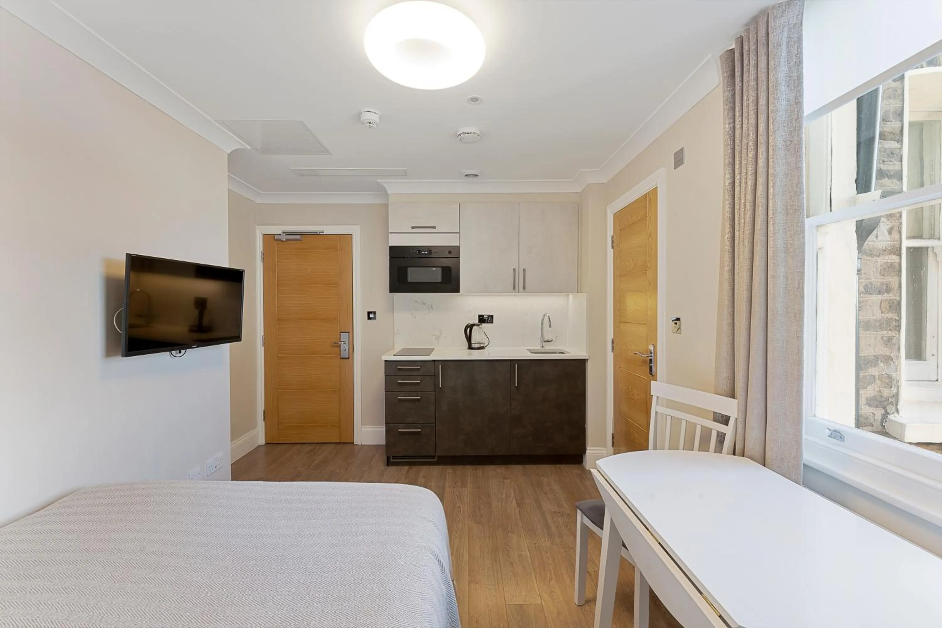 Photo of the whole room, Bed in Cleveland Residences Kensington