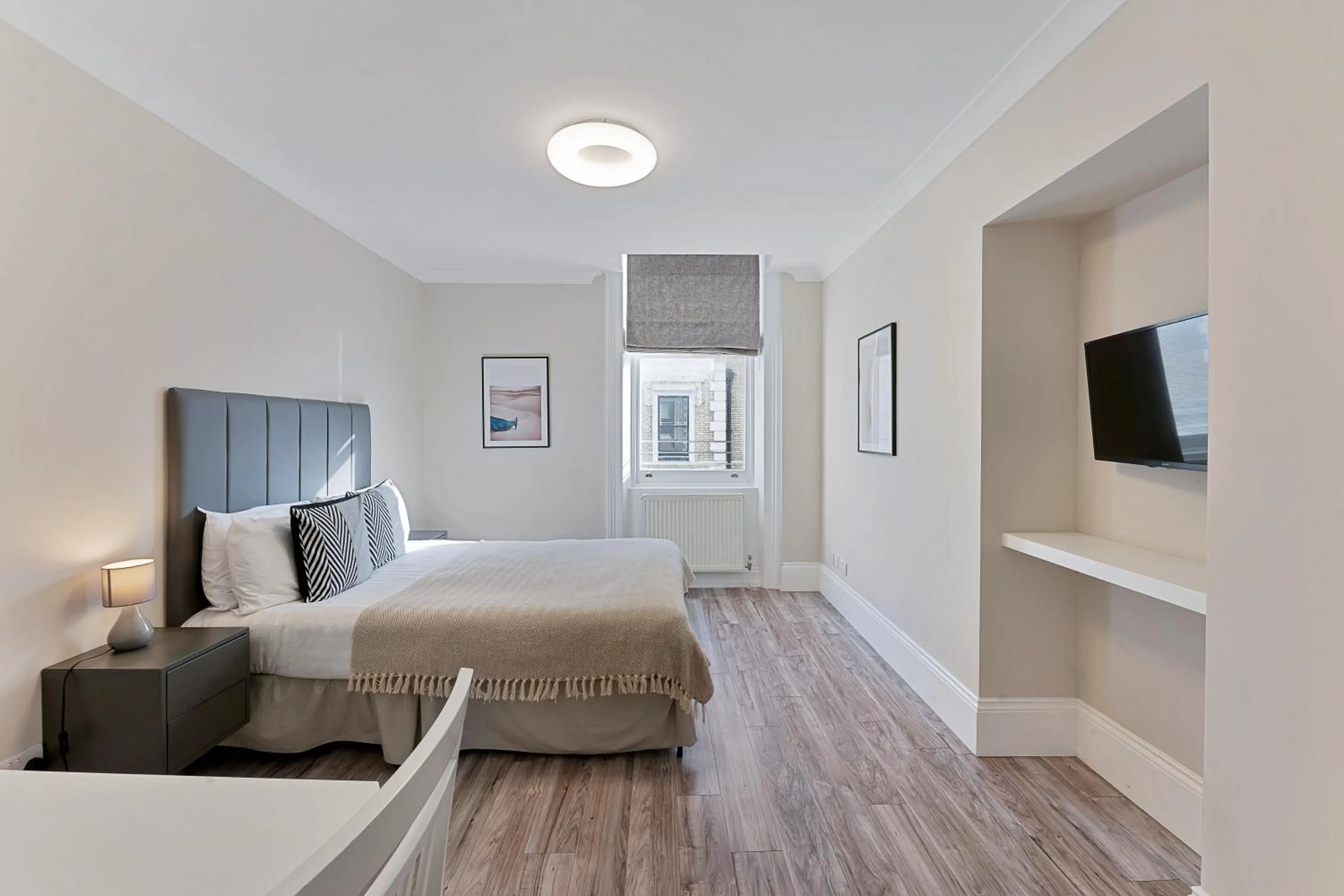 Photo of the whole room, Bed in Cleveland Residences Kensington