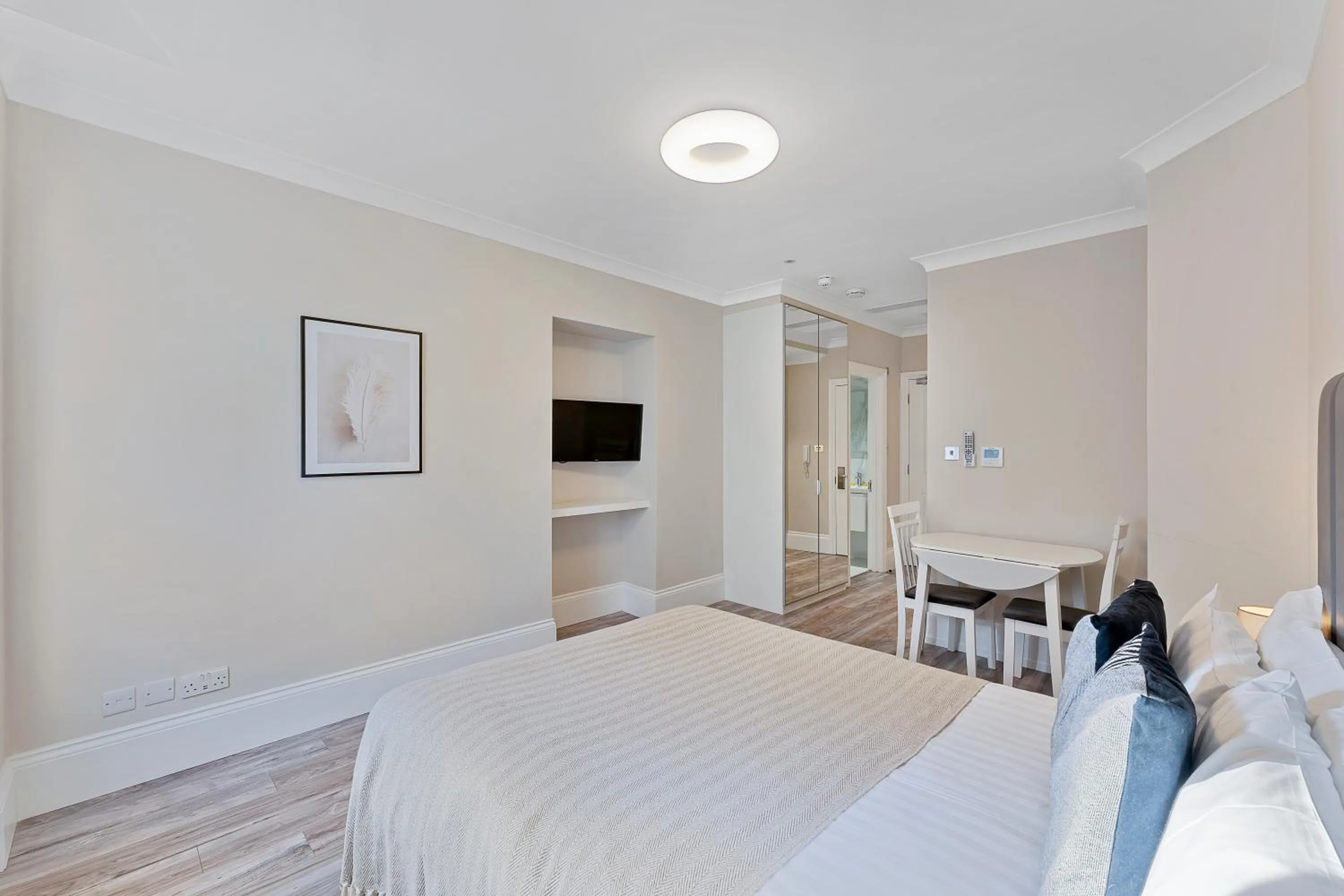 Photo of the whole room, Bed in Cleveland Residences Kensington