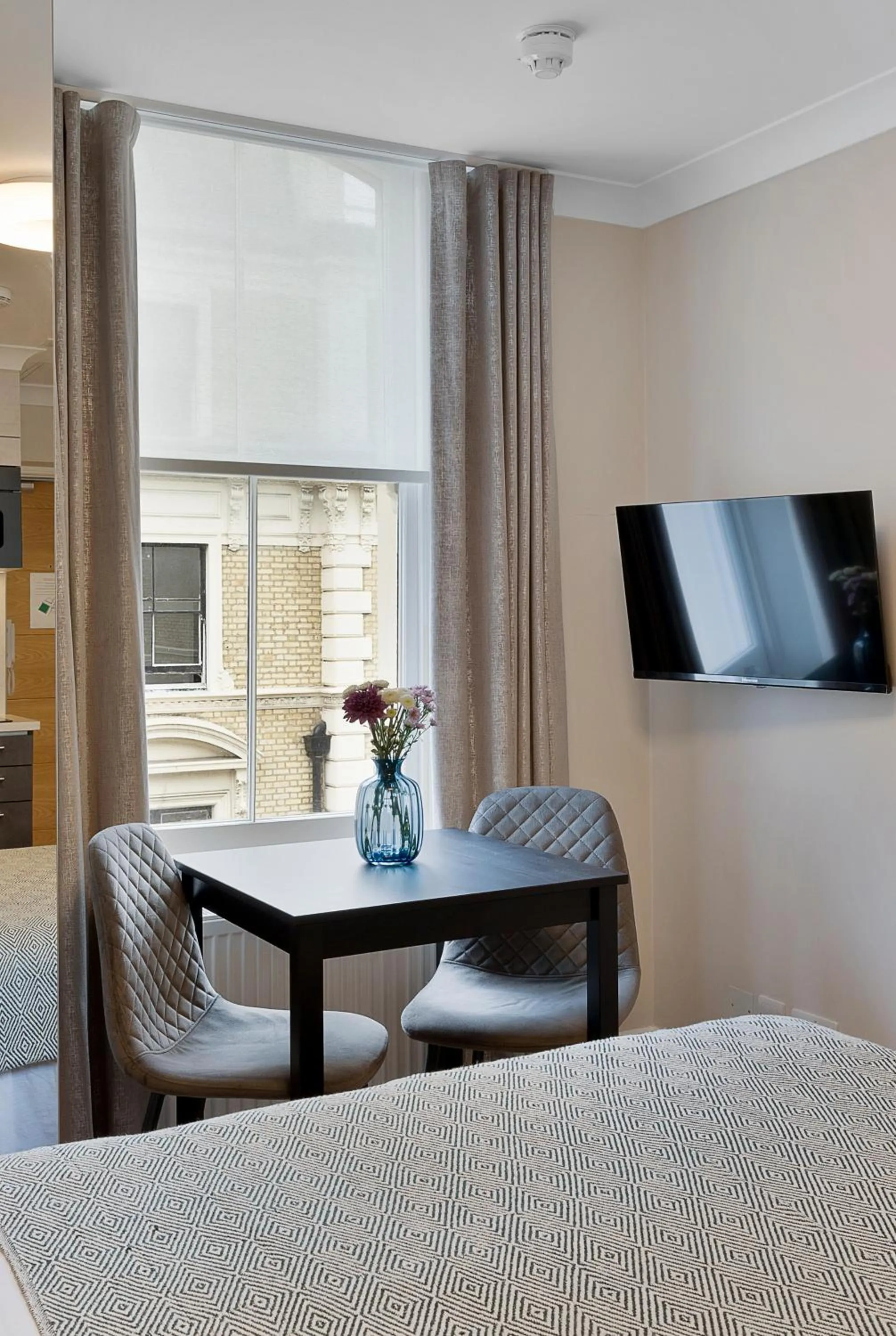 Seating area, Bed in Cleveland Residences Kensington