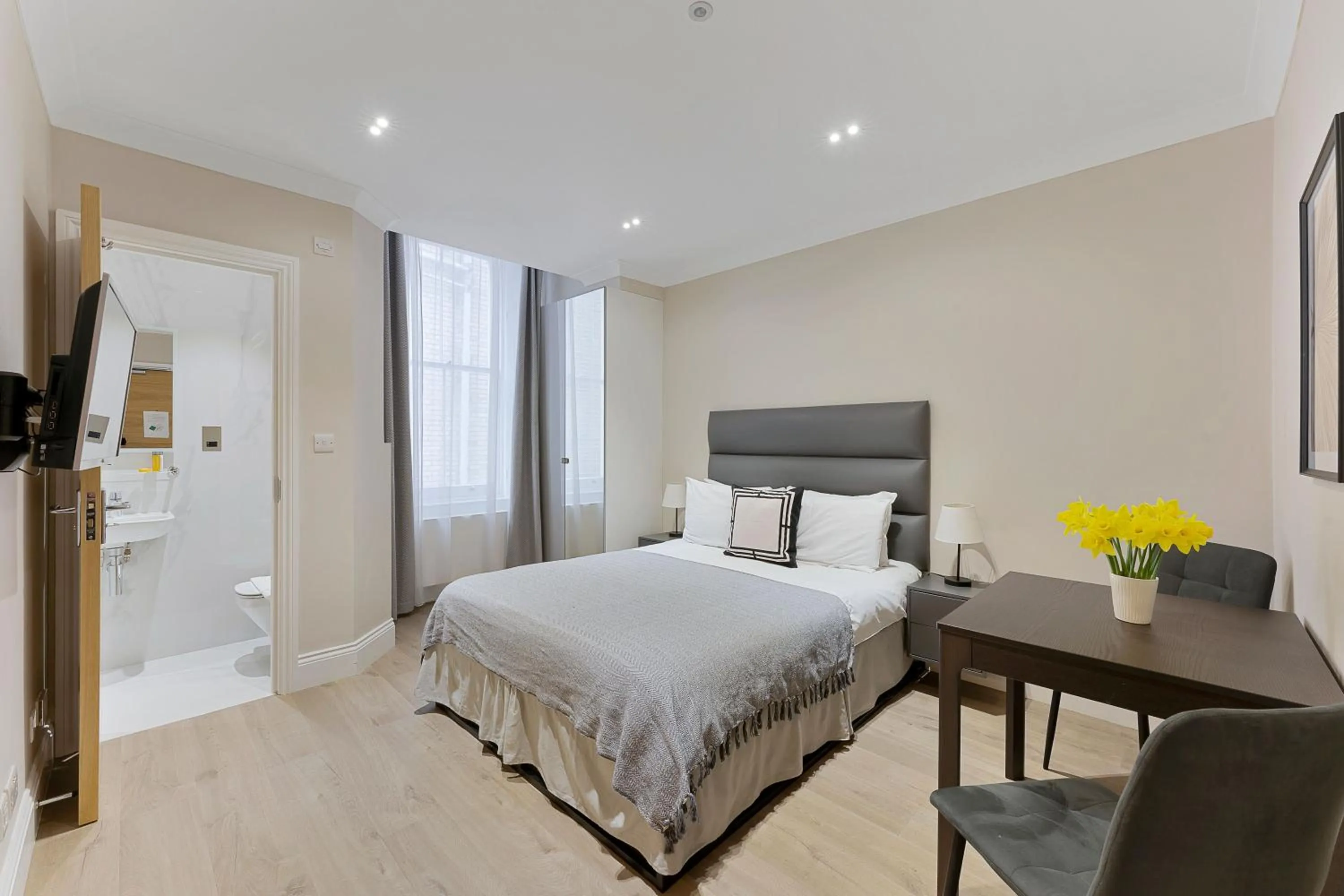 Bedroom, Bed in Cleveland Residences Kensington