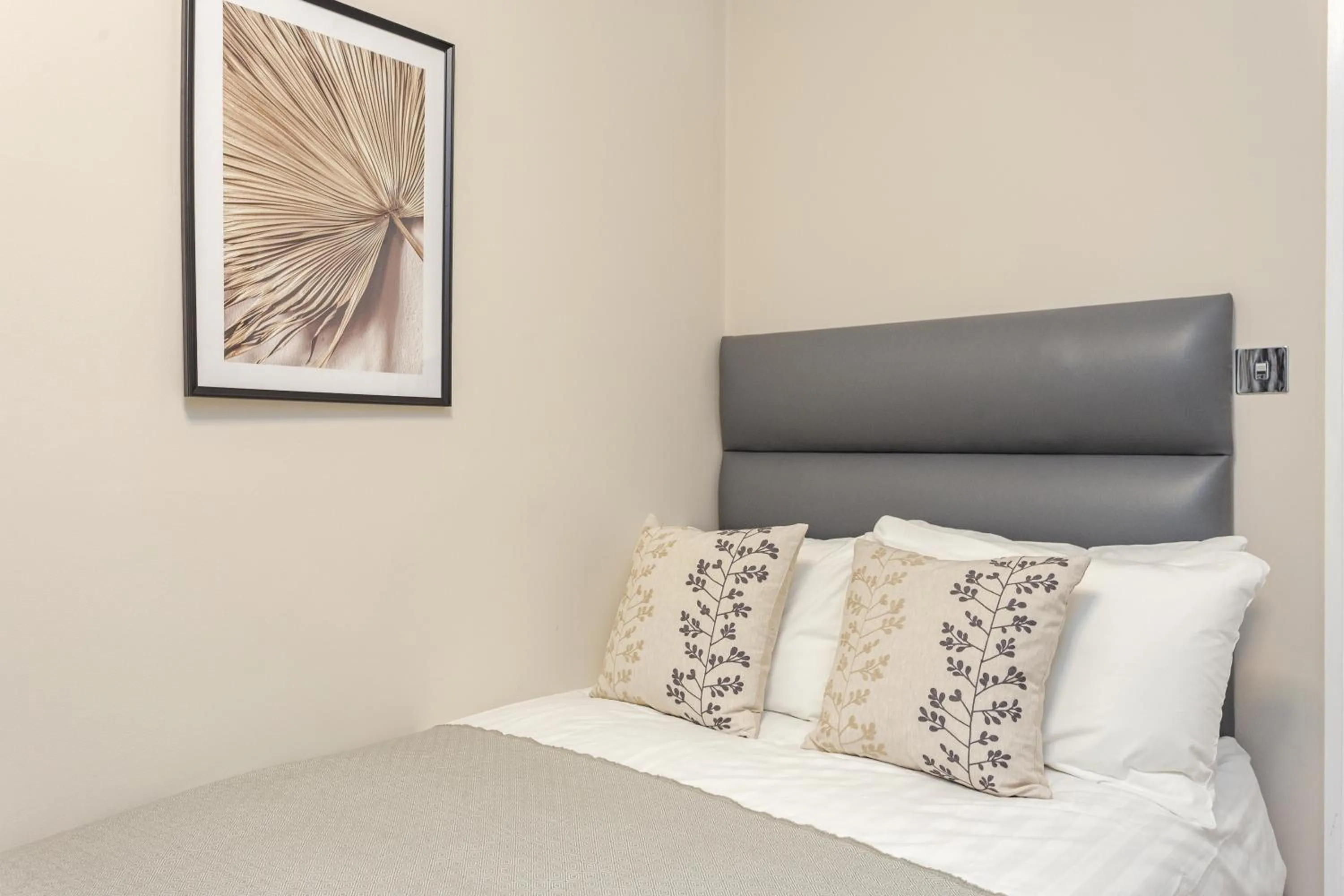 Bedroom, Bed in Cleveland Residences Kensington