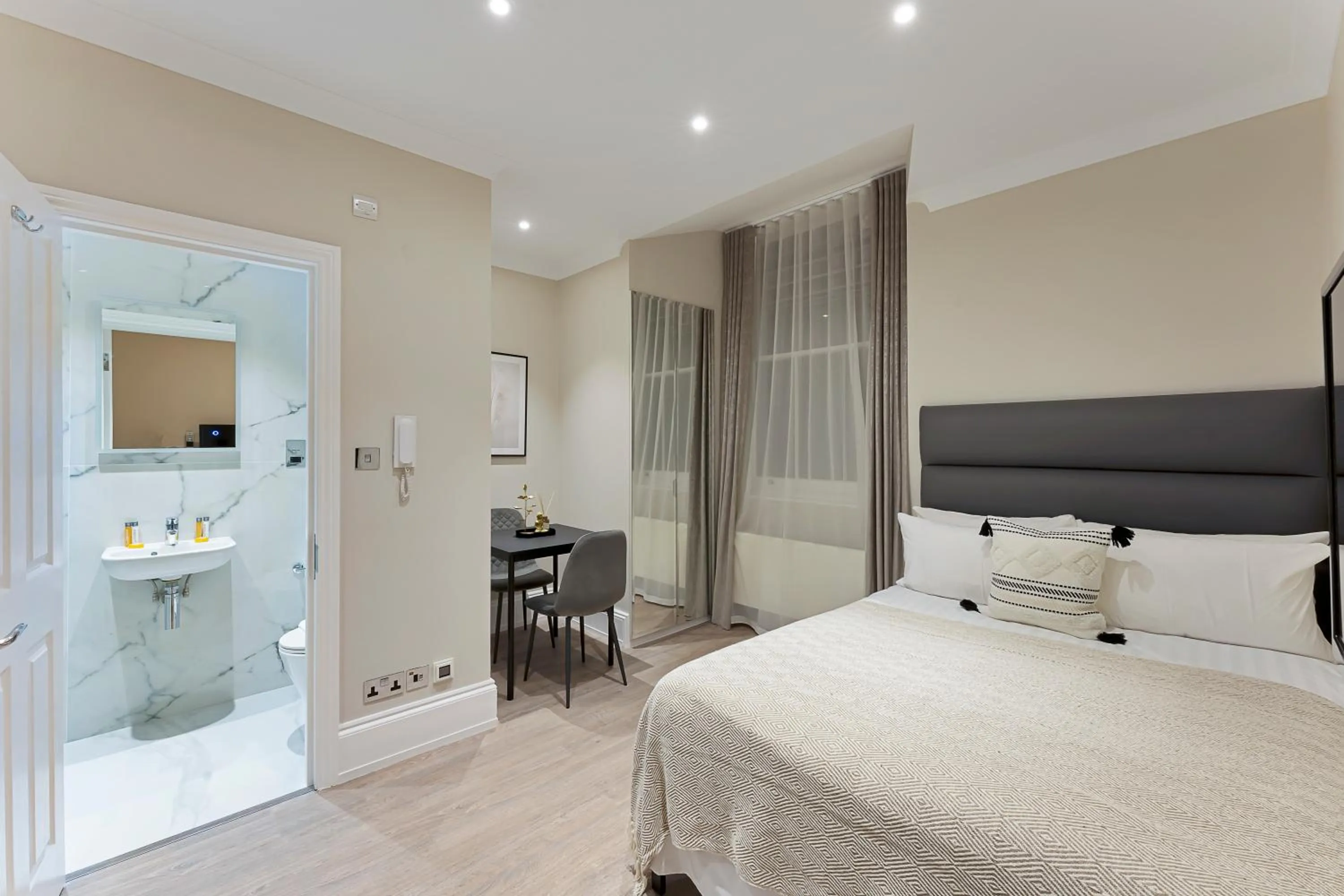 Photo of the whole room in Cleveland Residences Kensington