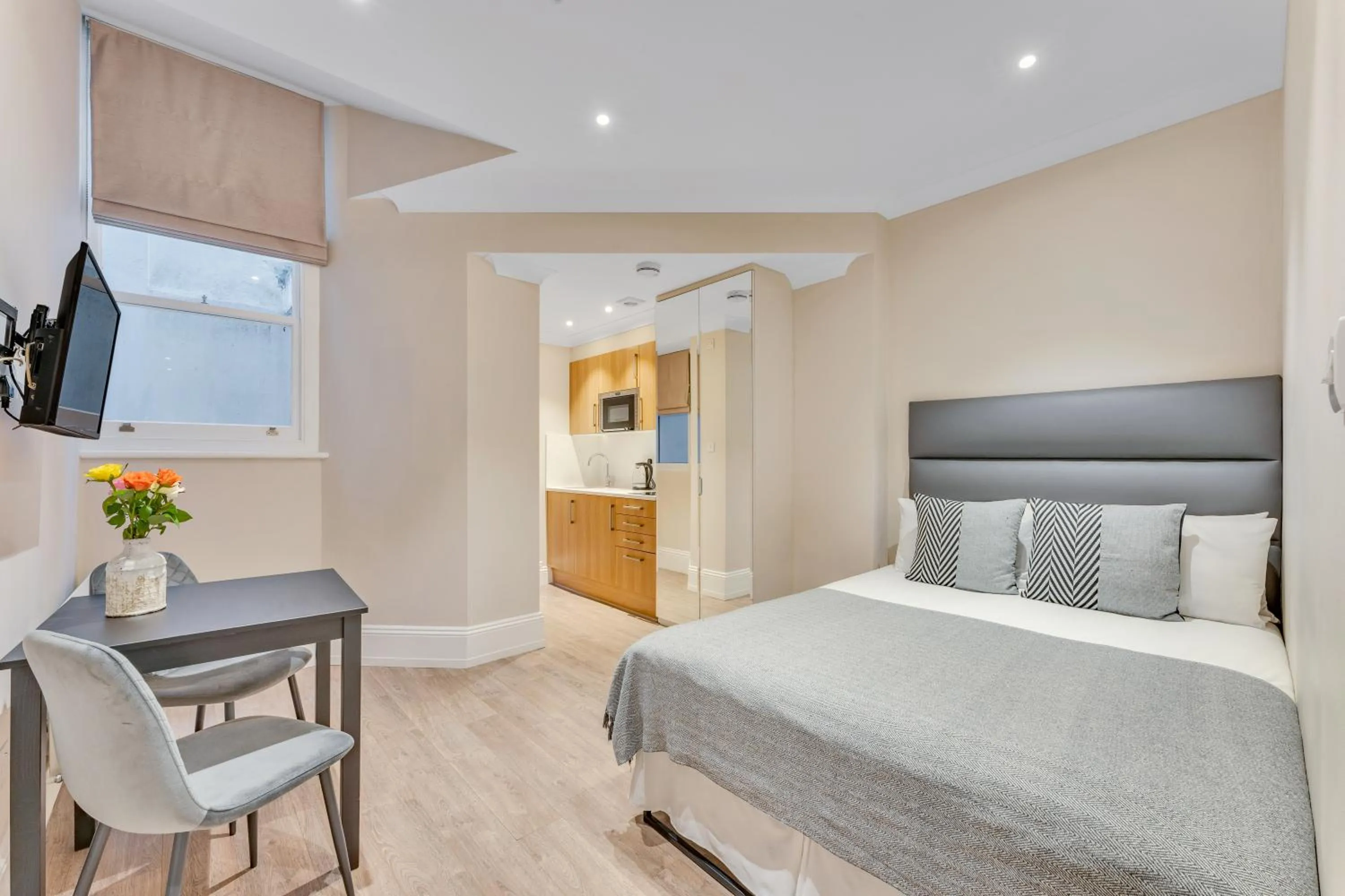 Photo of the whole room, Bed in Cleveland Residences Kensington